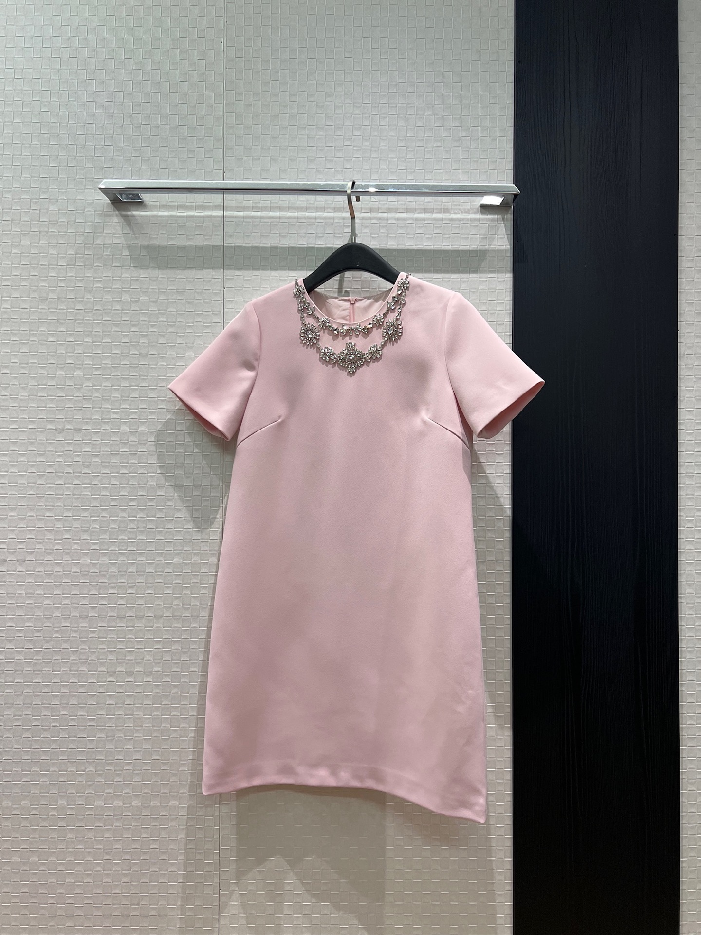 NO:857809,New round-neck heavy-duty diamond-embellished short-sleeved dress. Three-dimensional tailoring. Slim-fitting and elegant. Simple and age-reducing. Sweet and ladylike black, pink and white. S-XL,,skirts,T-shirt,19860909新款圆领重工镶钻装饰短袖连衣裙 立体剪裁 修身显瘦名媛气质 简约减龄 甜美淑女黑色粉色白色 S-XL,,skirts,T-shirt,,Women's clothing