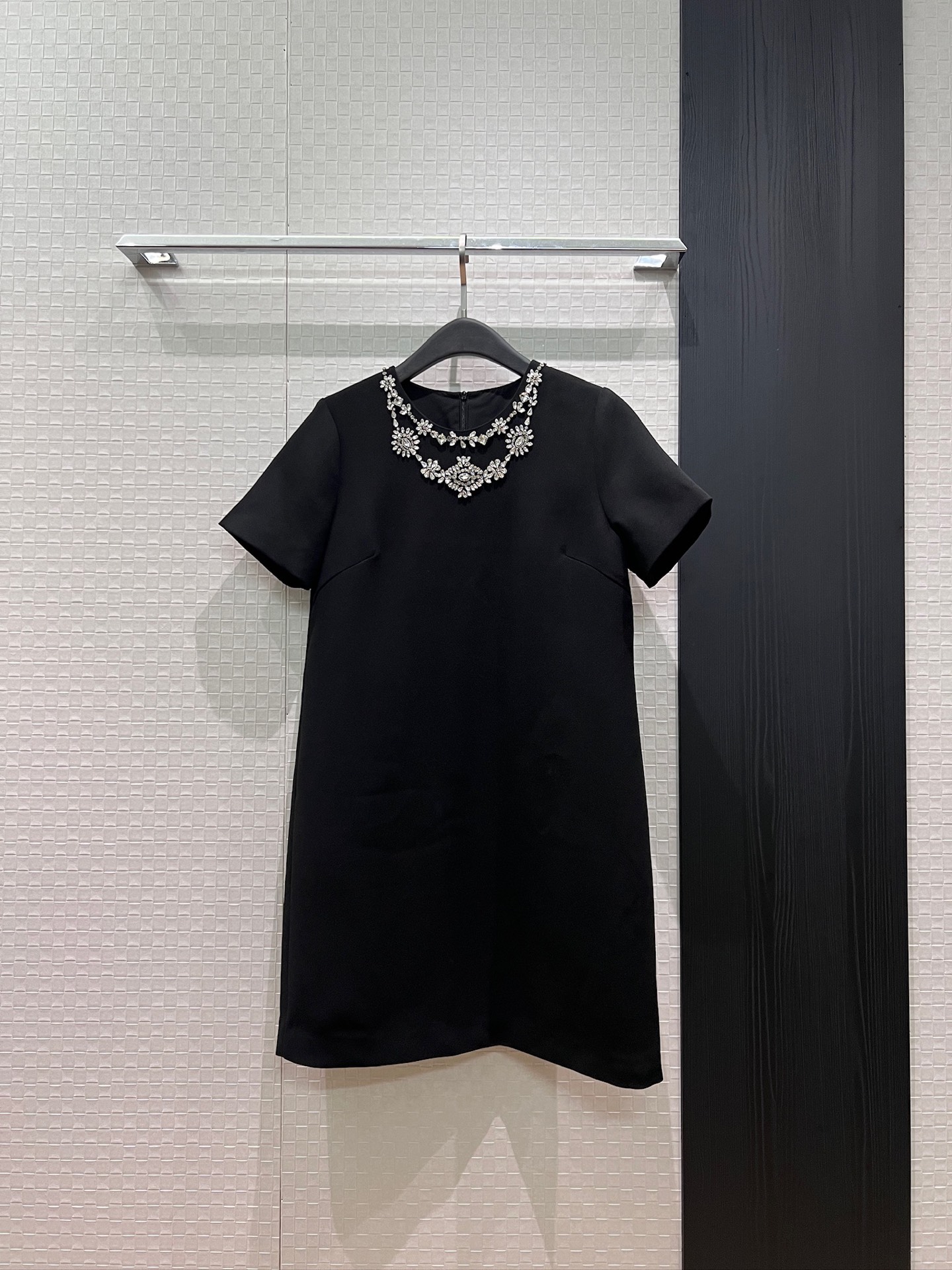 NO:857903,New round-neck heavy-duty diamond-embellished short-sleeved dress. Three-dimensional tailoring. Slim-fitting and elegant. Simple and age-reducing. Sweet and ladylike black, pink and white. S-XL,,skirts,T-shirt,19860909新款圆领重工镶钻装饰短袖连衣裙 立体剪裁 修身显瘦名媛气质 简约减龄 甜美淑女黑色粉色白色 S-XL,,skirts,T-shirt,,Women's clothing