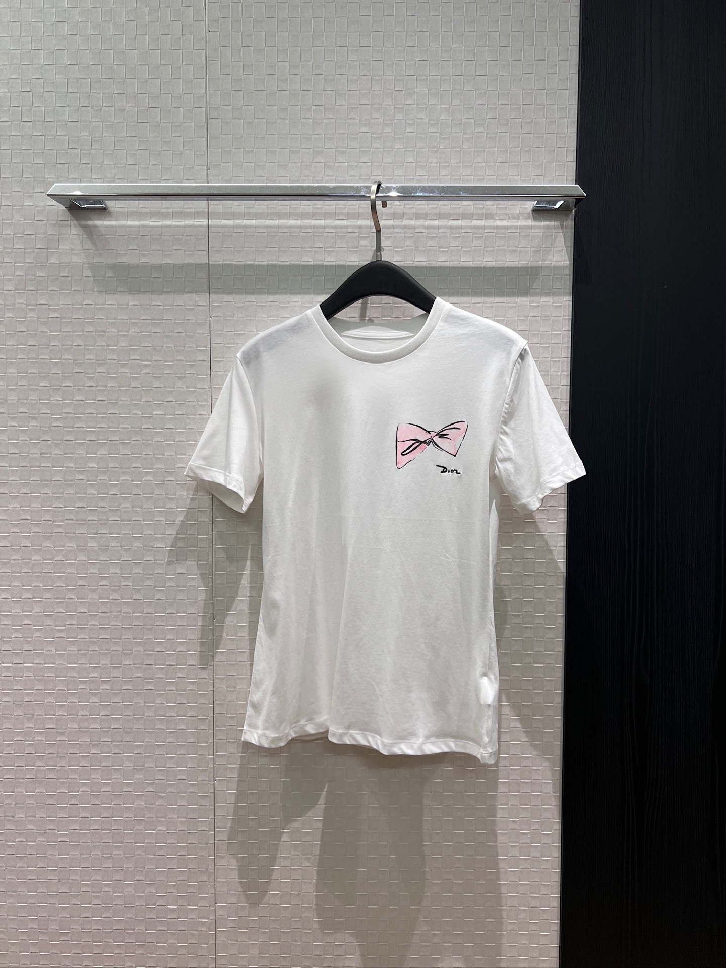 NO:857960,The new painted bow logo letter T-shirt is simple and cute, versatile for age reduction, SML,,tees,t-shirt,19860909新款彩绘蝴蝶结logo字母T恤简单可爱 减龄百搭 SML,,tees，t-shirt,,Women's clothing