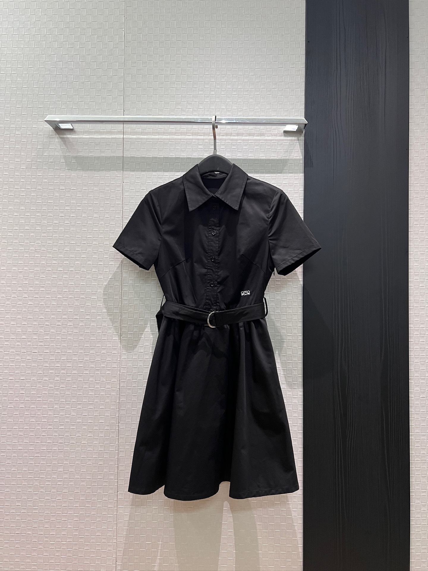 NO:857915,New recommended waist embroidered logo badge decoration lapel short sleeves belt decoration dress pleated waist pockets on both sides temperament commuting casual age-reducing black and white SML, skirts, T-shirt,19860909新款推荐腰刺绣logo徽章装饰 翻领短袖系腰带装饰连衣裙褶皱收腰 两侧有口袋 气质通勤 休闲减龄黑色白色 SML,,skirts,T-shirt,,Women's clothing
