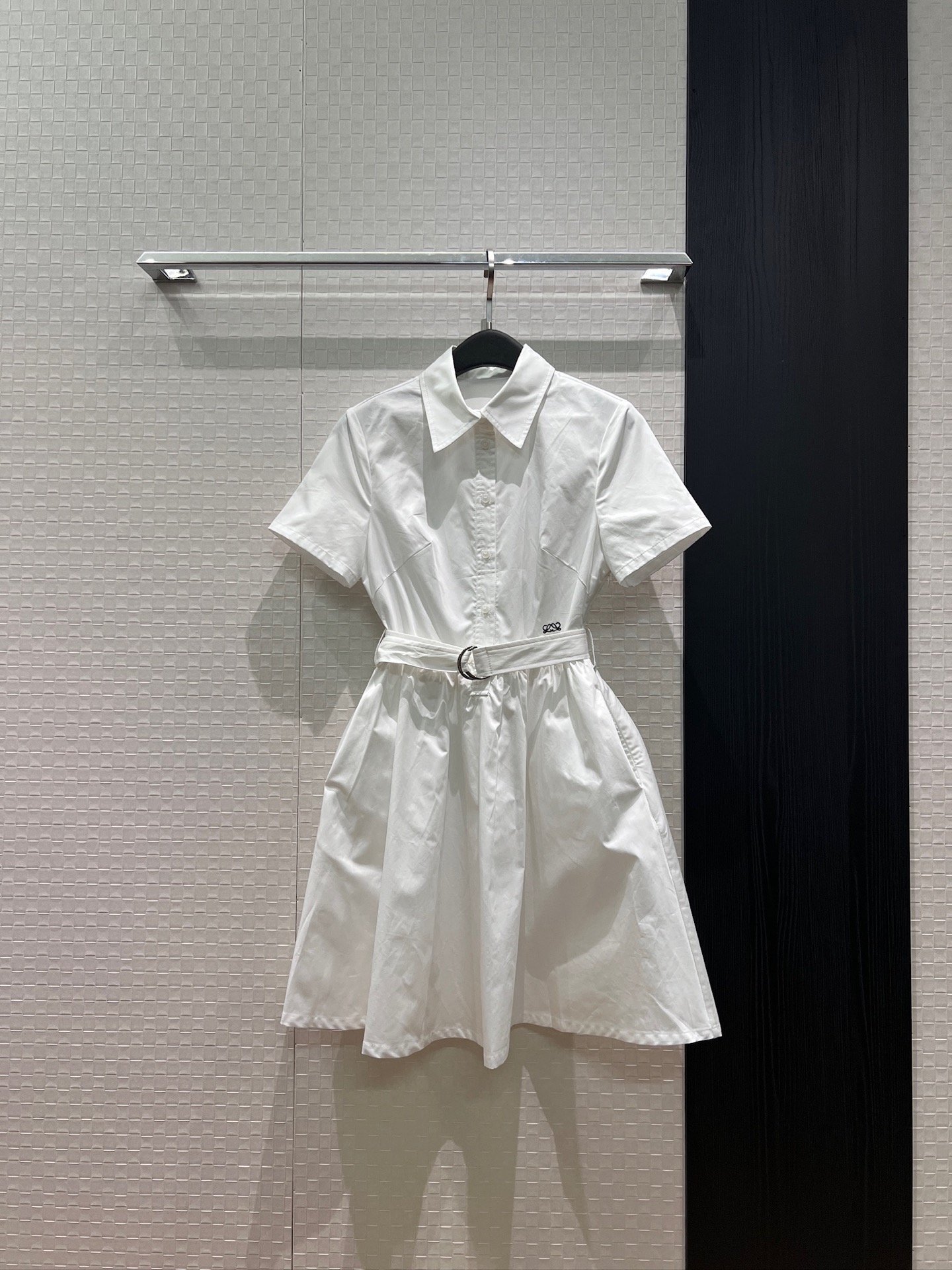 NO:857937,New recommended waist embroidered logo badge decoration lapel short sleeves belt decoration dress pleated waist pockets on both sides temperament commuting casual age-reducing black and white SML, skirts, T-shirt,19860909新款推荐腰刺绣logo徽章装饰 翻领短袖系腰带装饰连衣裙褶皱收腰 两侧有口袋 气质通勤 休闲减龄黑色白色 SML,,skirts,T-shirt,,Women's clothing