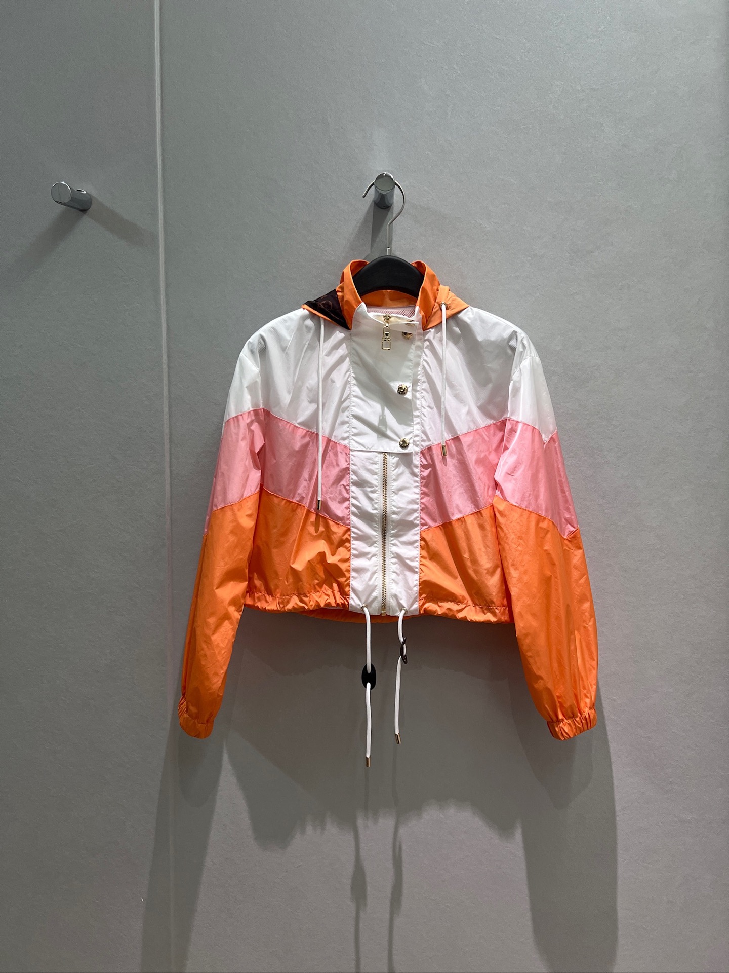 NO:859676,New hooded turtleneck color-blocked short windbreaker jacket with drawstring at the hem for loose and casual mesh lining. Versatile for all ages, S-XL,,jackets & coats,hats,19860909新款连帽高领拼色短款风衣外套 下摆抽绳收腰宽松休闲 网眼内衬 减龄百搭S-XL,,jackets & coats,hats,,Women's clothing