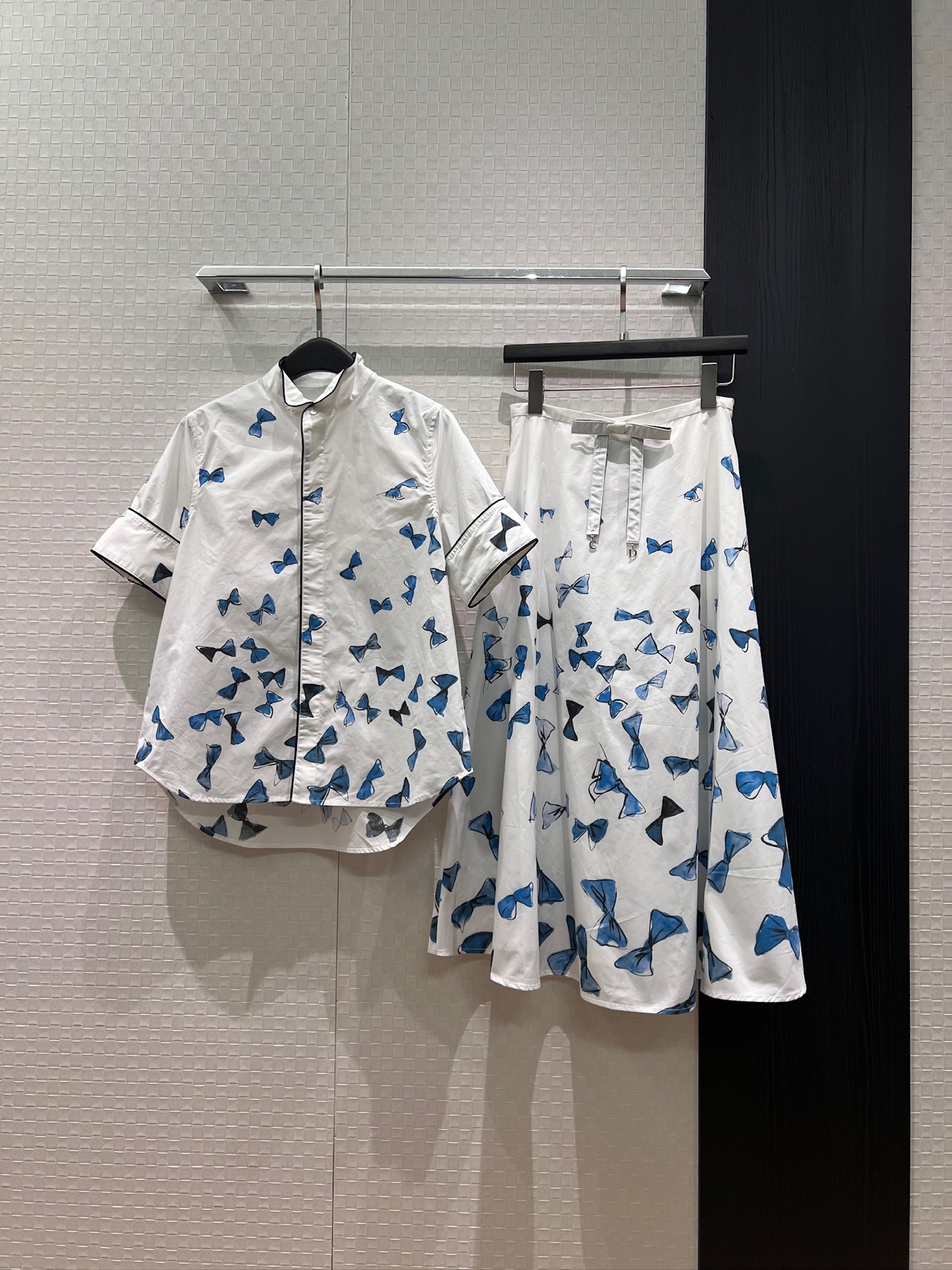 NO:859717,Shirt, skirt, new style painted bow printed lapel short-sleeved top, bow decorated A-line skirt, pockets on both sides for commuting and leisure, fashionable and versatile S-XL,,skirts,T-shirt,19860909衬衣 半裙 新款彩绘蝴蝶结印花翻领短袖上衣蝴蝶结装饰A字半裙 两侧有口袋通勤休闲 时尚百搭 S-XL,,skirts,T-shirt,,Women's clothing
