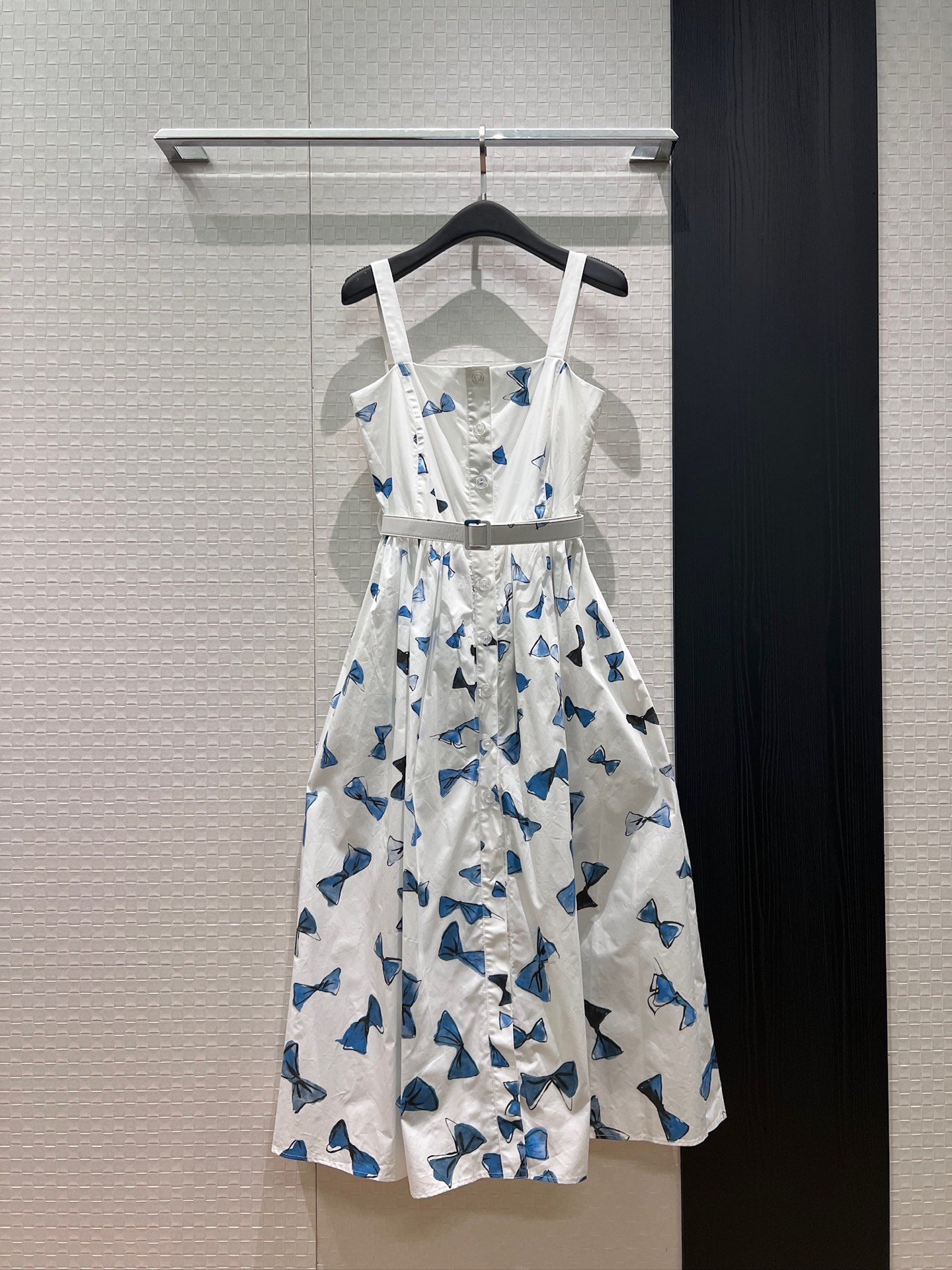 NO:859738,New style painted bow print suspender dress, button design, adjustable slits, pockets on both sides for lazy and comfortable holiday style, age-reducing temperament S-XL,,skirts,19860909新款彩绘蝴蝶结印花吊带连衣裙 排扣设计 可调节开叉 两侧有口袋慵懒舒适 度假风 减龄气质S-XL,,skirts,,Women's clothing