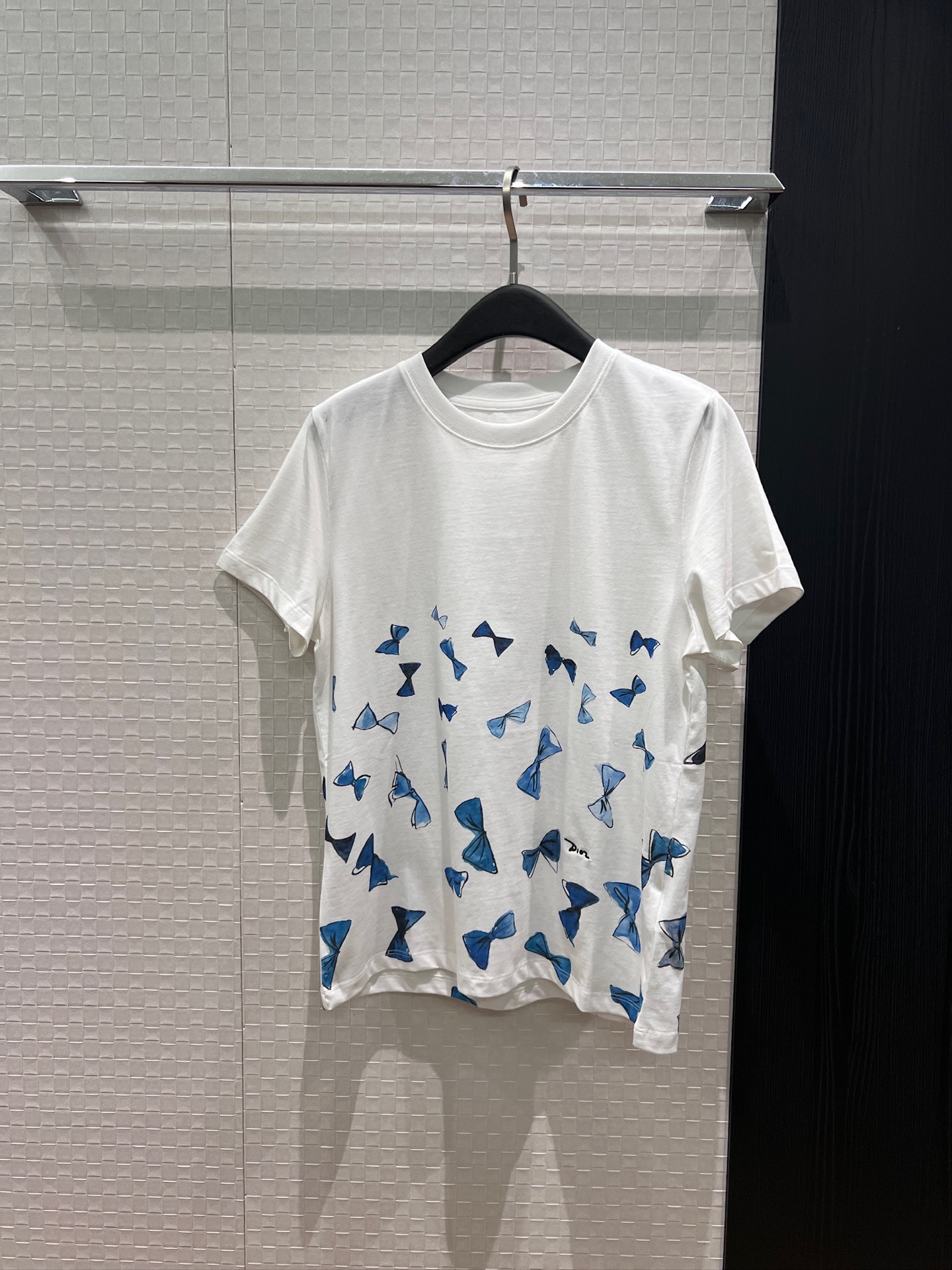 NO:859658,New painted bow printed T-shirt, embroidered logo letters on the hem, age-reducing and versatile SML,,tees,t-shirt,19860909新款彩绘蝴蝶结印花T恤 下摆刺绣logo字母减龄百搭 SML,,tees，t-shirt,,Women's clothing