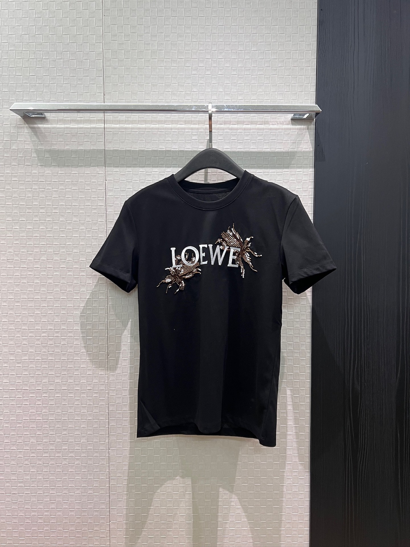 NO:859677,New embroidered logo beading decorated T-shirt, exquisite heavy industry, fashionable and versatile SML,,tees,t-shirt,19860909新款刺绣logo钉珠装饰T恤 精致重工时尚百搭 SML,,tees，t-shirt,,Women's clothing