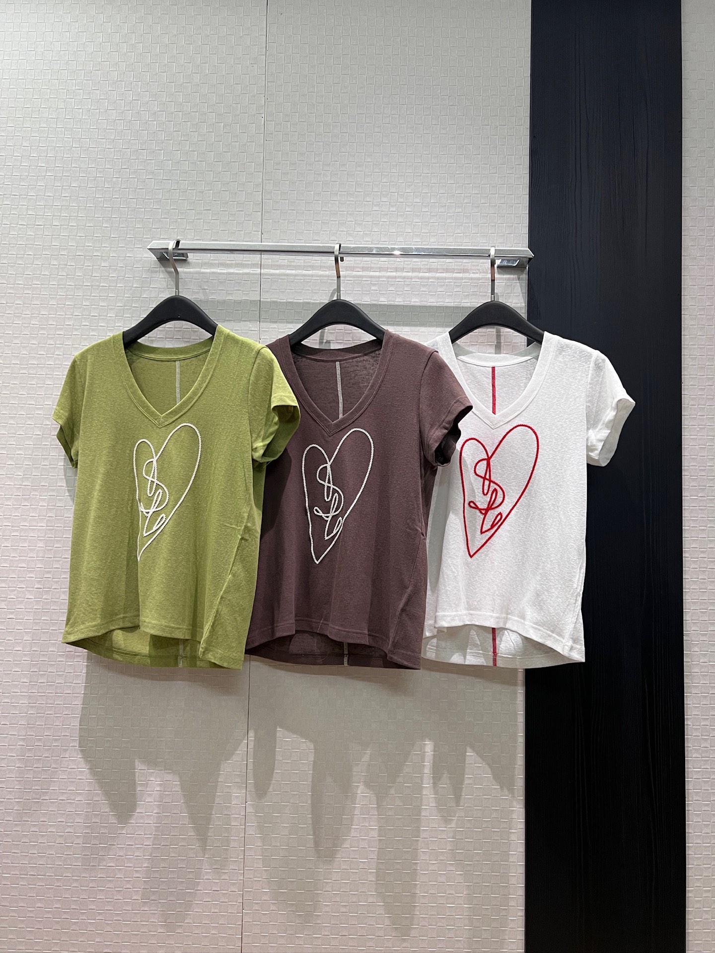 NO:859698,New ysl love embroidered V-neck T-shirt, shoulder slim fit, slimming and age-reducing coffee color green and white SML,, saint laurent, tees, t-shirt,19860909新款ysl爱心刺绣V领T恤 正肩修身 显瘦减龄咖色绿色白色 SML,,saint laurent,tees，t-shirt,,Women's clothing