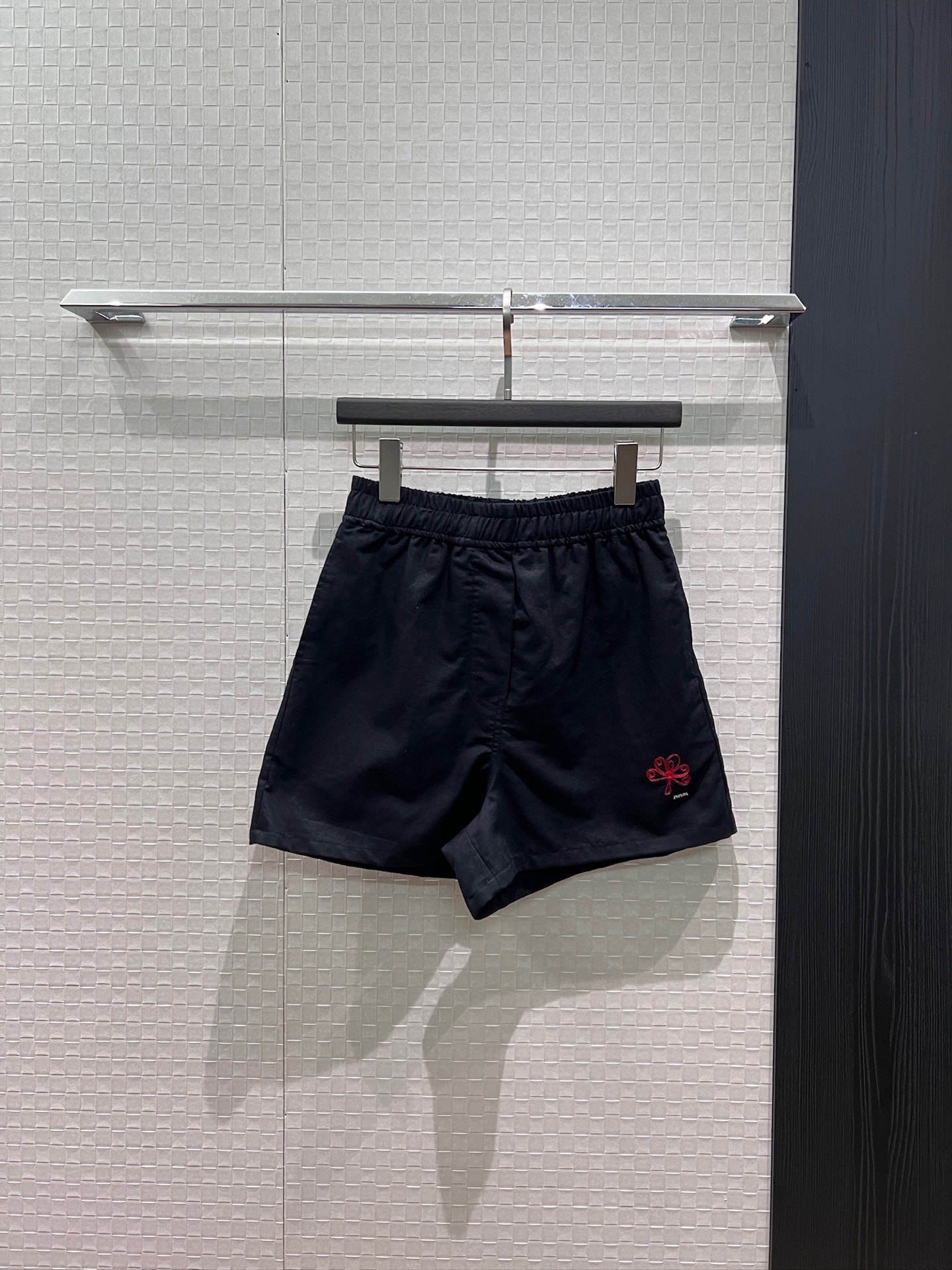 NO:859718,The new recommendation is simple embroidered flower elastic waist shorts for casual sports. There are pockets on both sides. A must-have for age reduction. Cute and versatile black and white SML,,shorts,19860909新款推荐简约刺绣花朵松紧腰短裤休闲运动 两侧有口袋 减龄必备 可爱百搭黑色白色 SML,,shorts,,Women's clothing
