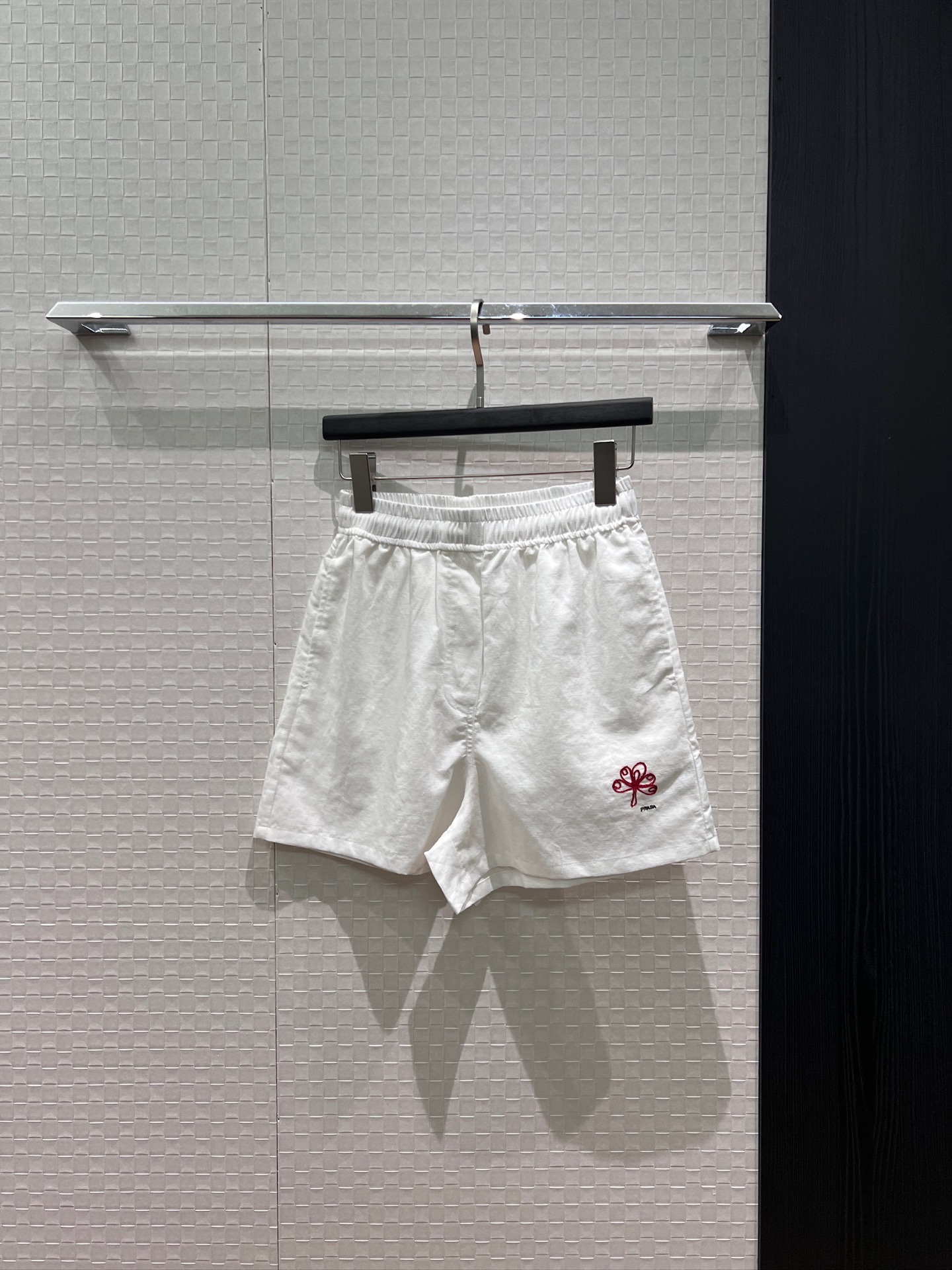 NO:859739,The new recommendation is simple embroidered flower elastic waist shorts for casual sports. There are pockets on both sides. A must-have for age reduction. Cute and versatile black and white SML,,shorts,19860909新款推荐简约刺绣花朵松紧腰短裤休闲运动 两侧有口袋 减龄必备 可爱百搭黑色白色 SML,,shorts,,Women's clothing