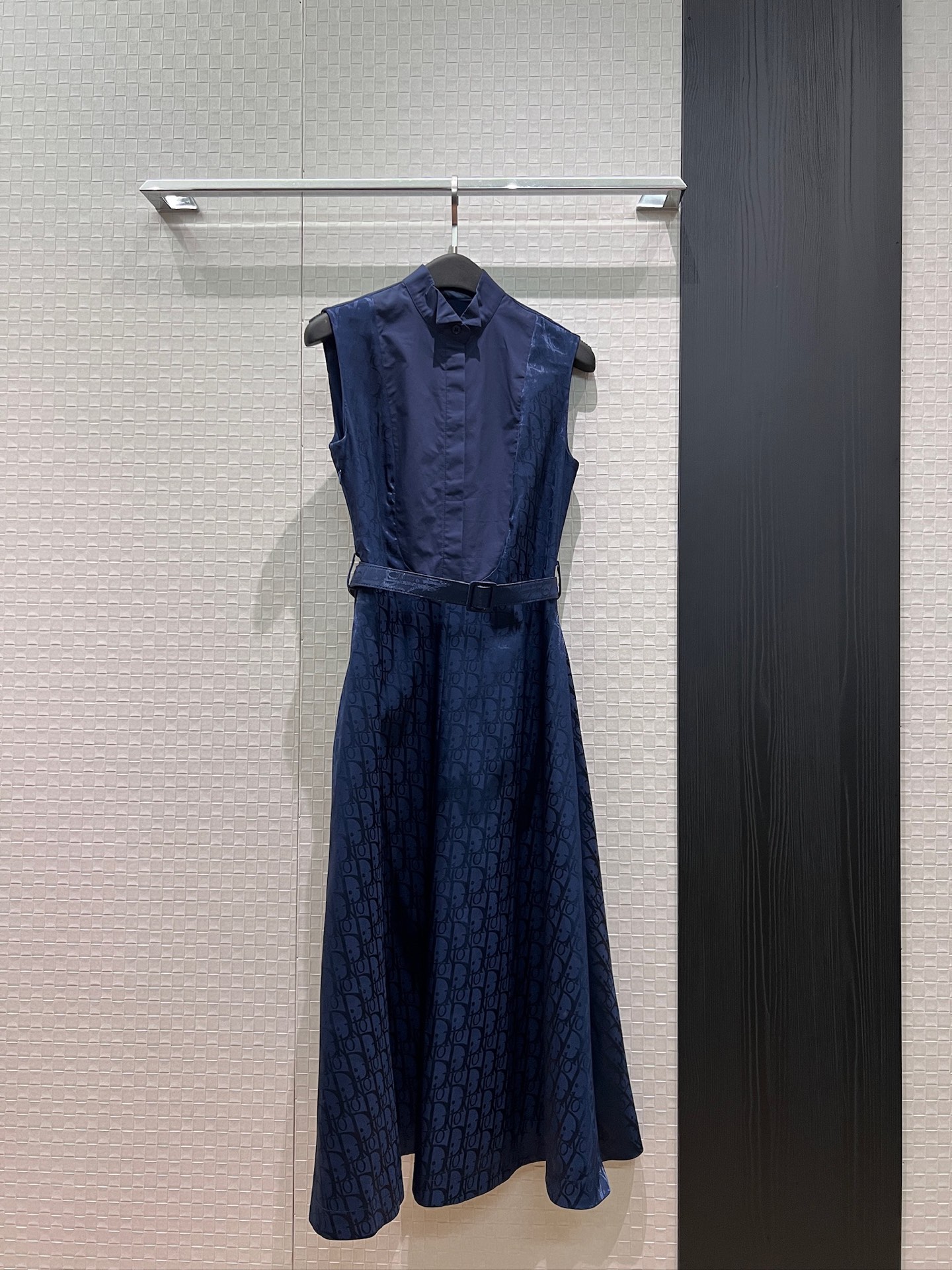 NO:861208,New color-blocked old pattern jacquard stand-collar sleeveless vest dress. The long skirt is tied with a belt to tighten the waist. Pockets on both sides are fashionable and elegant. It has a commuter temperament. Dark blue and white S-XL,,skirts,19860909新款拼色老花提花立领无袖背心连衣裙 长裙系腰带收腰装饰 两侧有口袋时尚优雅 气质通勤 深蓝白色 S-XL,,skirts,,Women's clothing