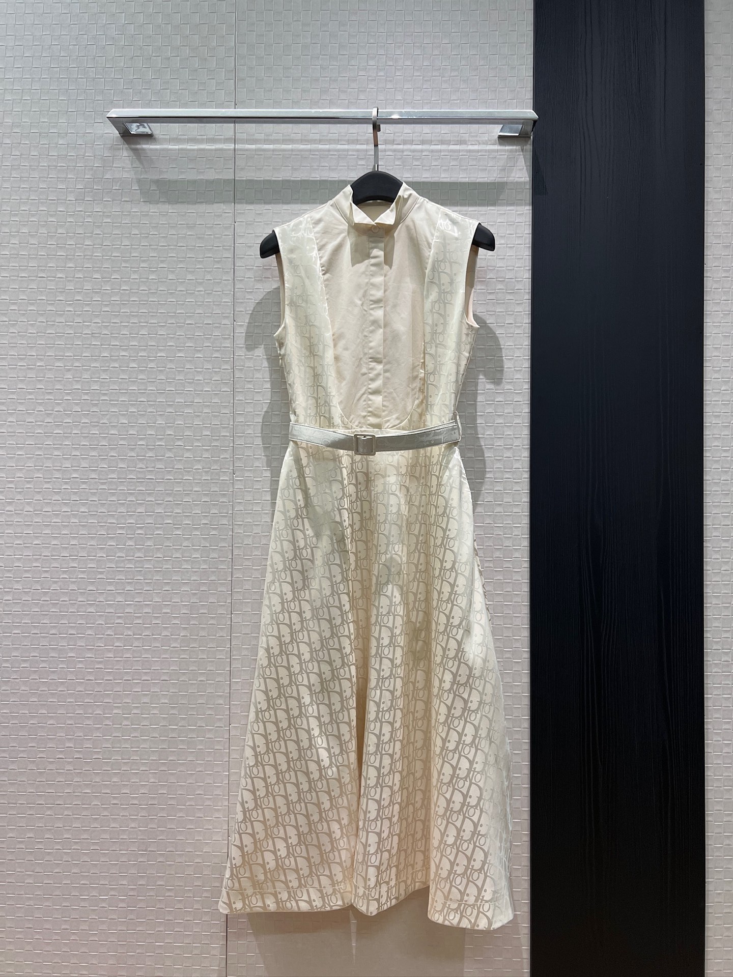 NO:861236,New color-blocked old pattern jacquard stand-collar sleeveless vest dress. The long skirt is tied with a belt to tighten the waist. Pockets on both sides are fashionable and elegant. It has a commuter temperament. Dark blue and white S-XL,,skirts,19860909新款拼色老花提花立领无袖背心连衣裙 长裙系腰带收腰装饰 两侧有口袋时尚优雅 气质通勤 深蓝白色 S-XL,,skirts,,Women's clothing