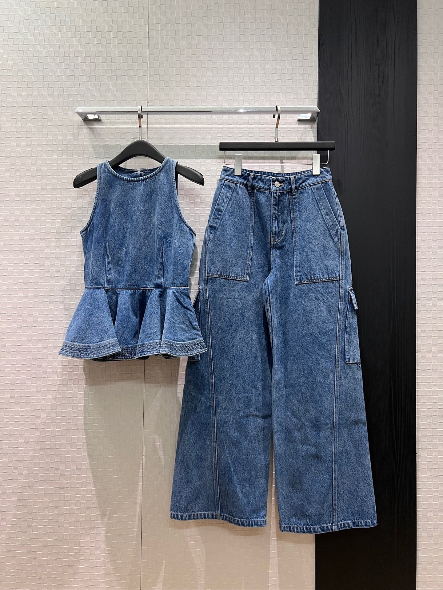 NO:861137,Tops and trousers. New styles are coming. Chen Ying's celebrity style. Ruffled patchwork denim vest. Halter neck top. Workwear denim wide-leg pants. Heavy industrial washing. Sweet and cool girl. Waist reduction to reduce age. Separate and versatile SML.19860909上衣 裤子 新款来袭陈滢 明星同款 荷叶边拼接丹宁牛仔背心挂脖上衣工装牛仔阔腿裤 重工洗水 甜酷女孩 收腰减龄 分开百搭SML,,,Women's clothing