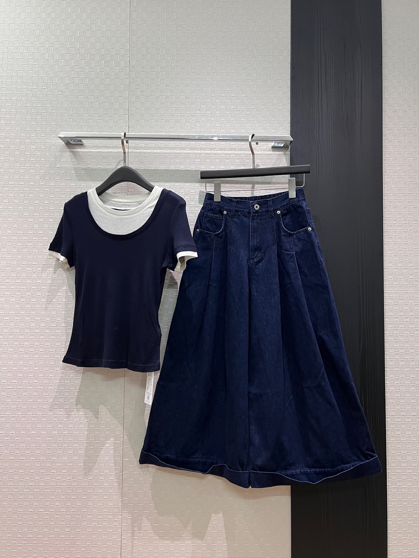 NO:861234,New fake two-piece spliced ​​design T-shirt with straight shoulders, slim waist, Tencel fabric, age-reducing and versatile SML, tees, t-shirt,19860909新款假两件拼接设计T恤正肩修肩 收腰显瘦 天丝面料 减龄百搭SML,,tees，t-shirt,,Women's clothing
