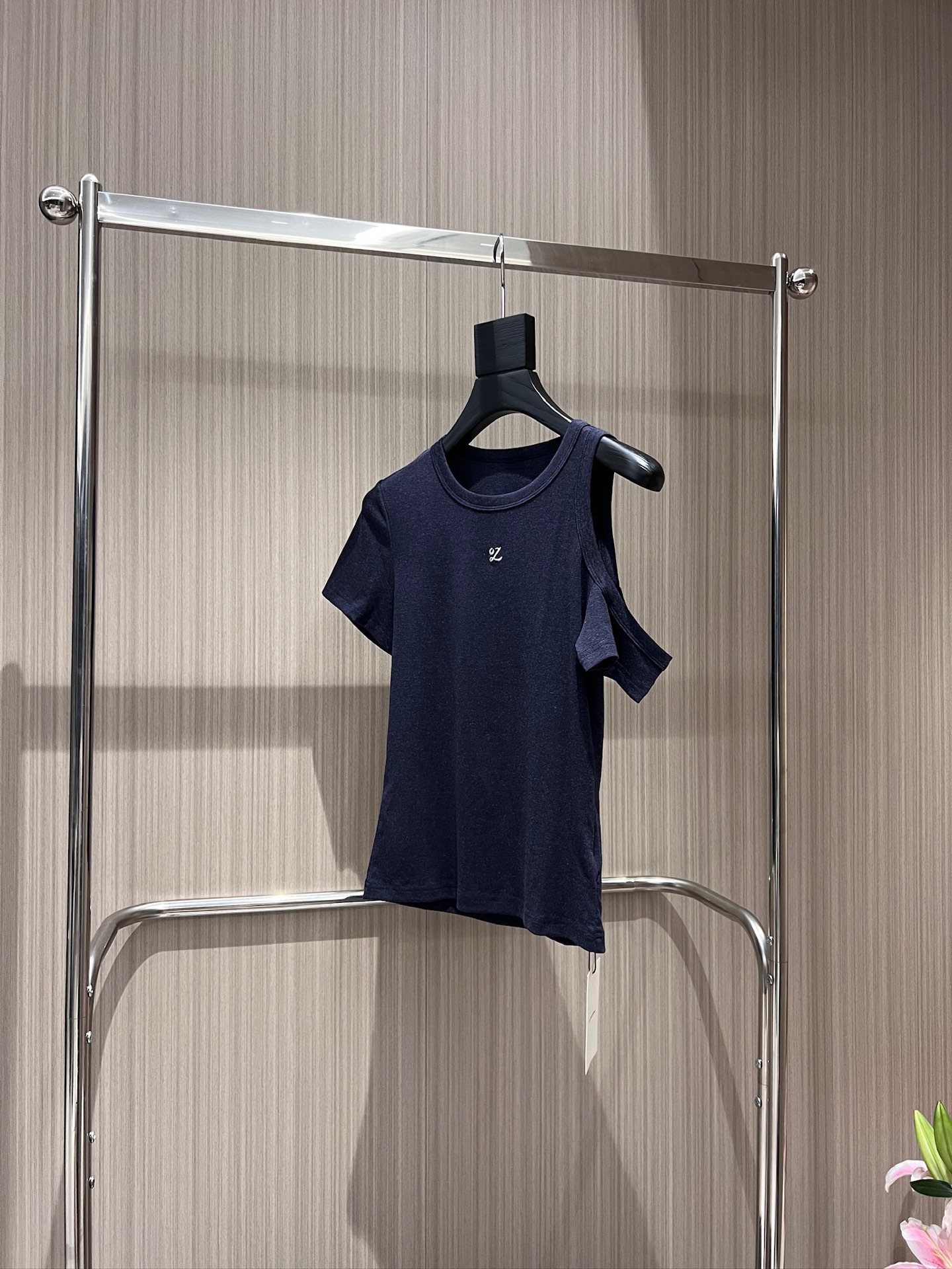 NO:862612,New punch designer asymmetrical hollowed out off-shoulder T-shirt. Slim-fitting right shoulder with small embroidered letters on the chest. Waist slimming and age-reducing. Versatile. Dark blue, army green and white. SML,,tees,t-shirt,19860909新款冲冲设计师不对称挖空露肩T恤 正肩修身胸前刺绣小字母装饰 收腰显瘦减龄百搭 深蓝军绿白色 SML,,tees，t-shirt,,Women's clothing