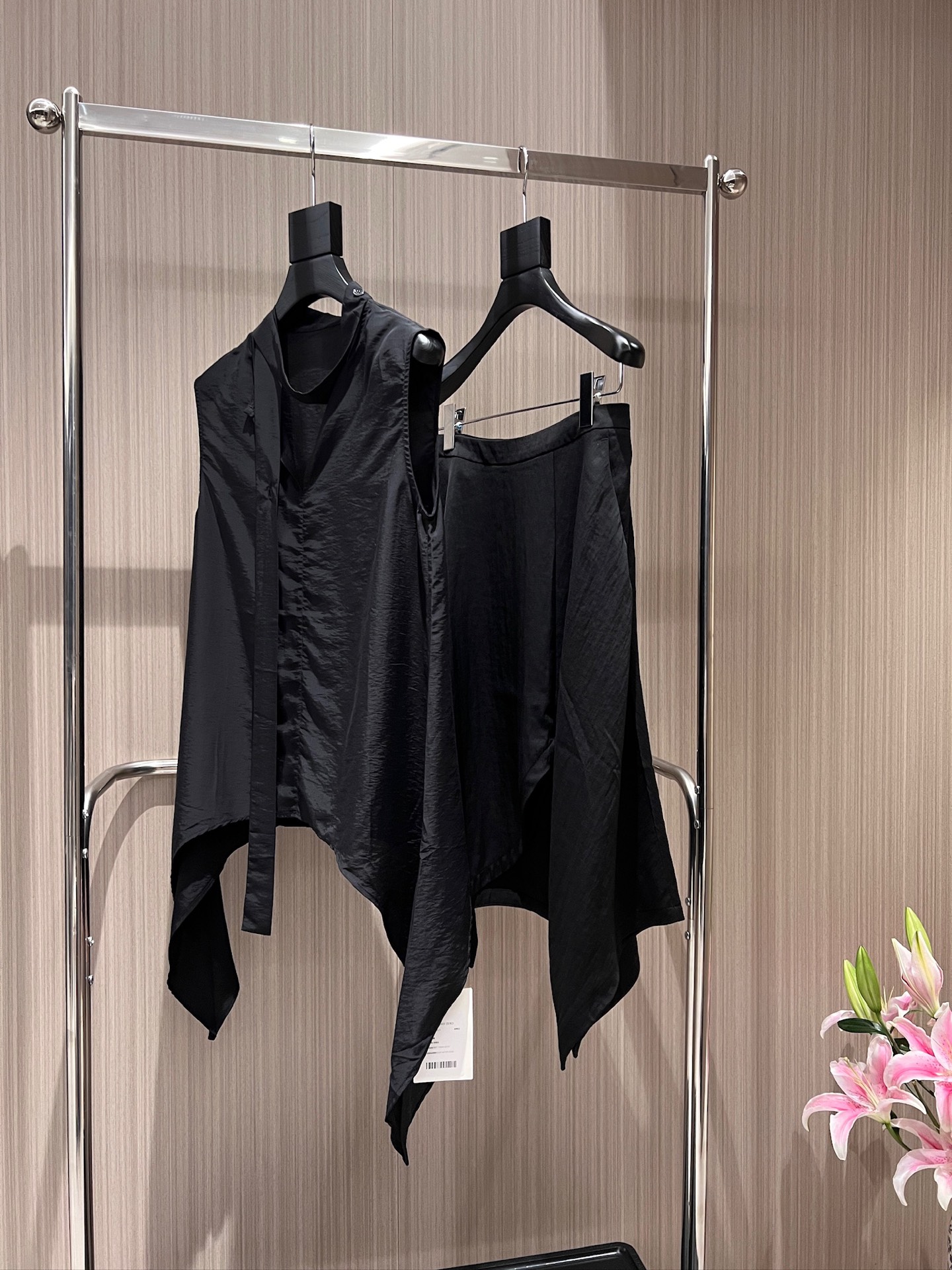NO:862651,New style rush designer streamer decoration V-neck irregular hem sleeveless vest top is loose and casual, lazy on vacation, fashionable and versatile, can be matched with the same skirt, black and white SML,,skirts,19860909新款冲冲设计师飘带装饰 V领不规则下摆无袖背心上衣宽松休闲 度假慵懒 时尚百搭 可搭同款半裙 黑色白色 SML,,skirts,,Women's clothing
