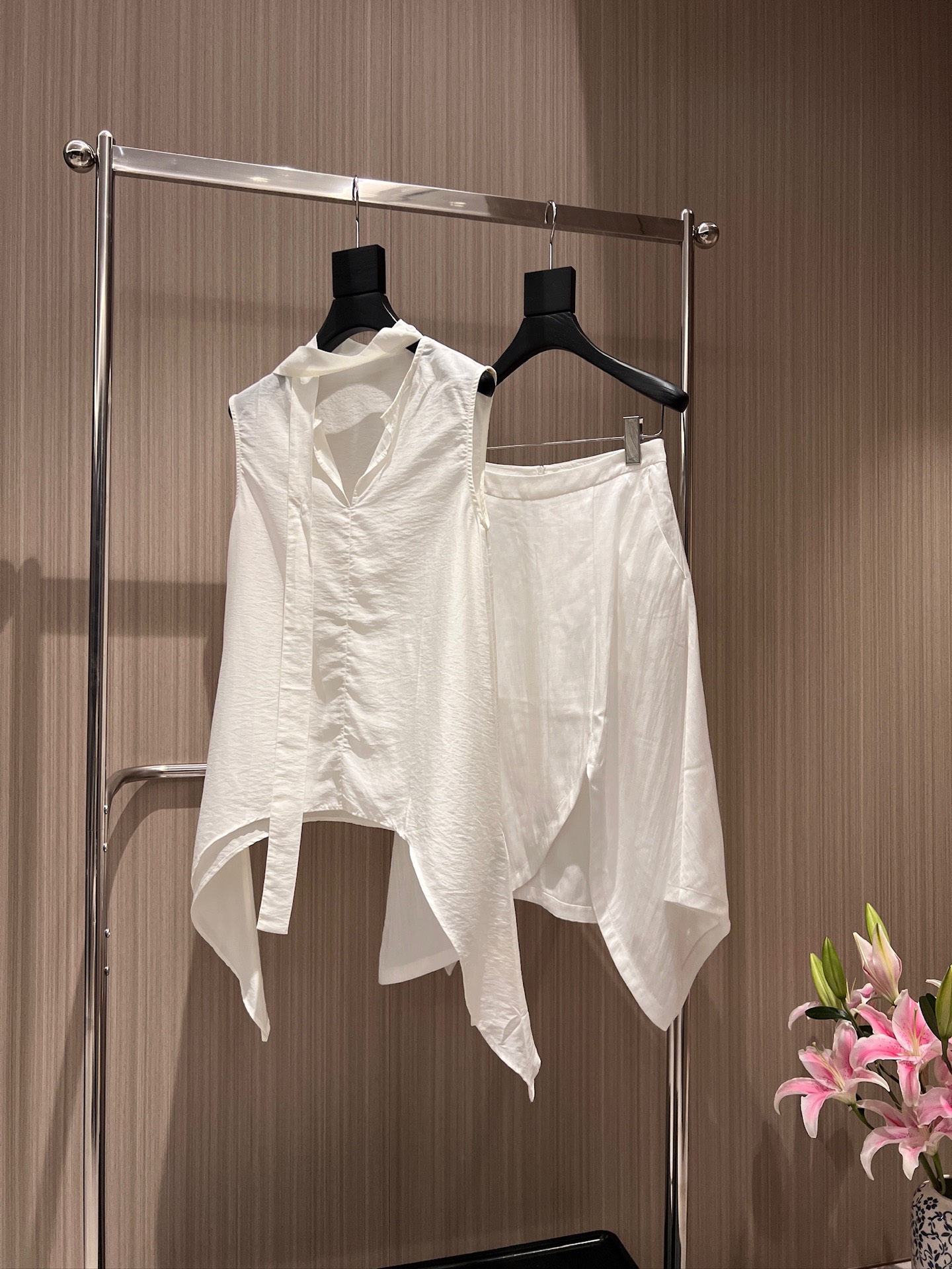 NO:862668,New style rush designer streamer decoration V-neck irregular hem sleeveless vest top is loose and casual, lazy on vacation, fashionable and versatile, can be matched with the same skirt, black and white SML,,skirts,19860909新款冲冲设计师飘带装饰 V领不规则下摆无袖背心上衣宽松休闲 度假慵懒 时尚百搭 可搭同款半裙 黑色白色 SML,,skirts,,Women's clothing