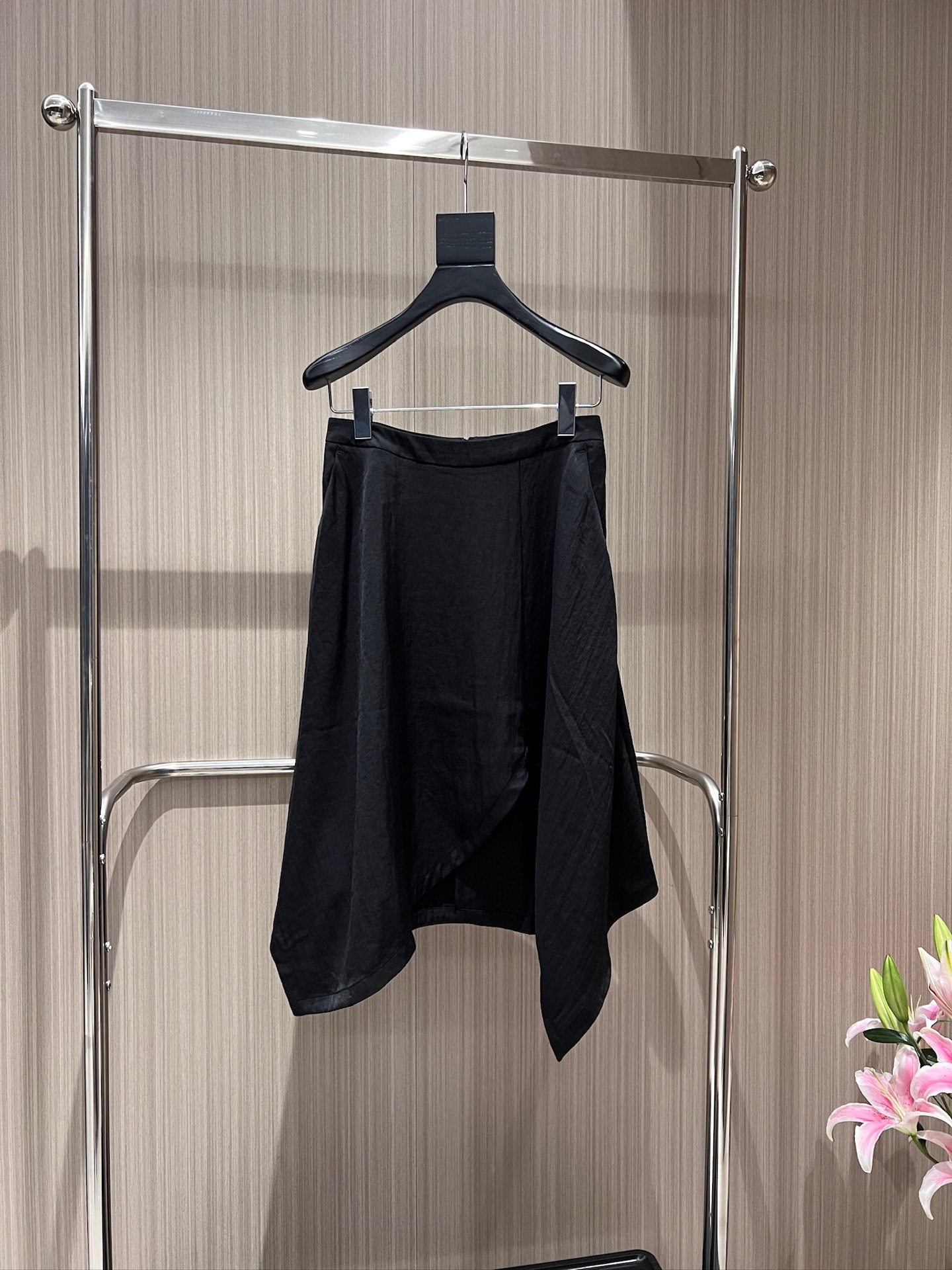 NO:862683,New style designer flowing and irregular skirt with asymmetrical slits. Pockets on both sides for a lazy vacation. Fashionable and versatile. Can be matched with the same top. Black and white SML,,skirts,19860909新款冲冲设计师飘逸不规则半裙拼接不对称开叉 两侧有口袋度假慵懒 时尚百搭 可搭同款上衣 黑色白色 SML,,skirts,,Women's clothing
