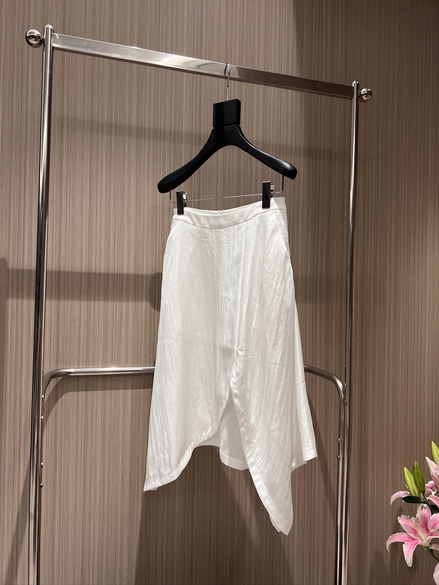 NO:862696,New style designer flowing and irregular skirt with asymmetrical slits. Pockets on both sides for a lazy vacation. Fashionable and versatile. Can be matched with the same top. Black and white SML,,skirts,19860909新款冲冲设计师飘逸不规则半裙拼接不对称开叉 两侧有口袋度假慵懒 时尚百搭 可搭同款上衣 黑色白色 SML,,skirts,,Women's clothing