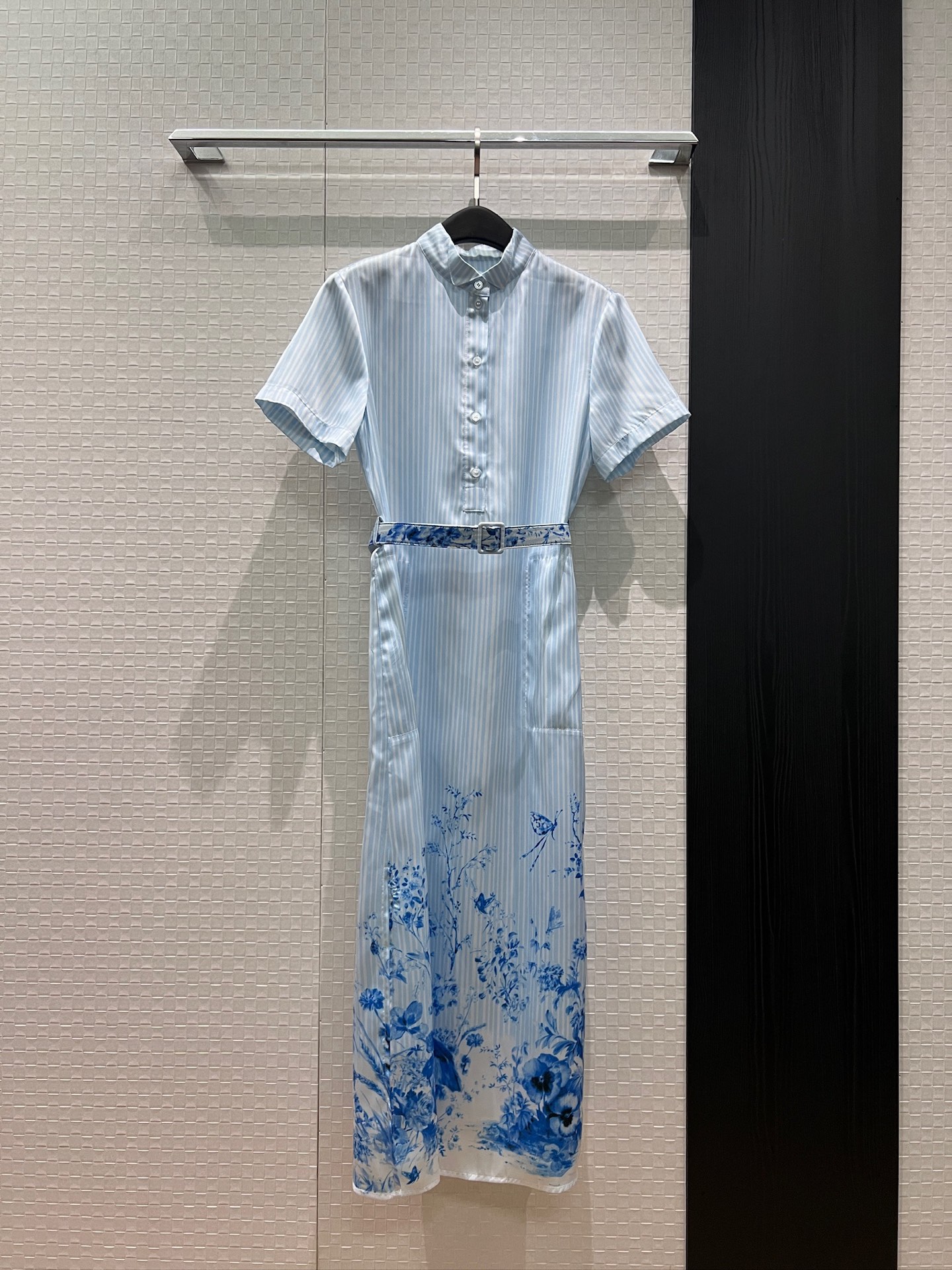 NO:862710,New style blue stripe positioning blue and white porcelain, stand-up collar short-sleeved long skirt, straight dress same color belt waist decoration, casual and fashionable slits on both sides, pockets S-XL,,skirts,T-shirt,19860909新款蓝色条纹定位青花瓷 立领短袖长裙 直筒连衣裙同色腰带收腰装饰 两侧开叉休闲时尚 有口袋 S-XL,,skirts,T-shirt,,Women's clothing
