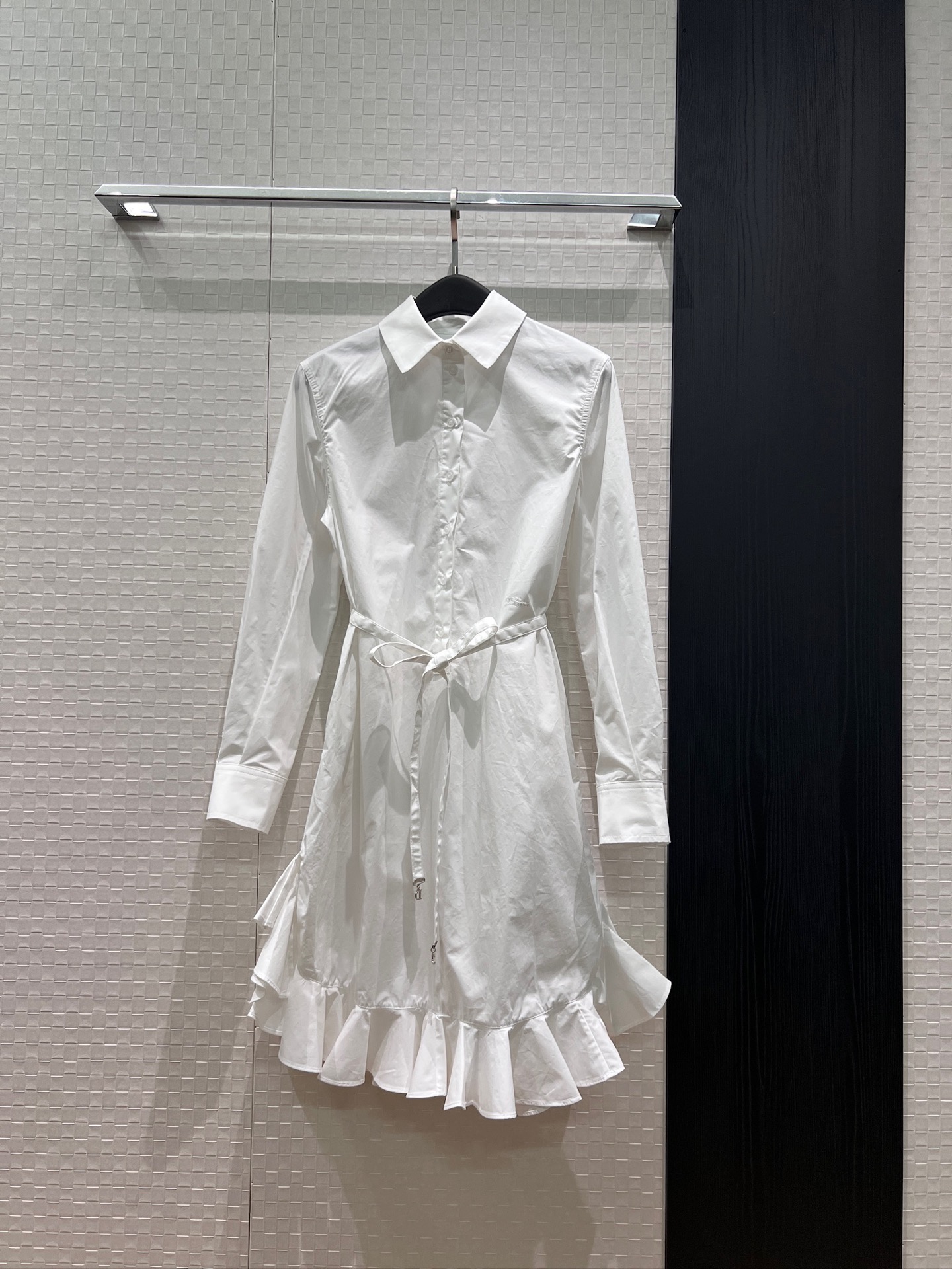 NO:862666,New style irregular ruffled long-sleeved dress with CD belt and waist-cinching decoration. Pockets on both sides for a casual look. Sweet and age-reducing. S-XL,,skirts,19860909新款不规则荷叶边长袖连衣裙CD系腰带收腰装饰 两侧有口袋休闲气质 甜美减龄 S-XL,,skirts,,Women's clothing