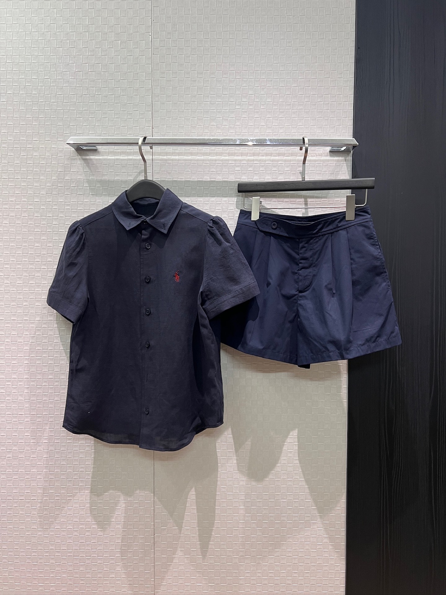 NO:862681,Tops, shorts, new embroidered pony logo decoration, puff short-sleeved linen shirt, suit shorts, college style, age-reducing casual, fashionable and versatile dark blue and white SML,,shorts,T-shirt,business suit,19860909上衣 短裤 新款刺绣小马logo徽标装饰 泡泡短袖亚麻衬衣西装短裤 学院风 减龄休闲 时尚百搭深蓝白色 SML,,shorts,T-shirt,business suit,,Women's clothing