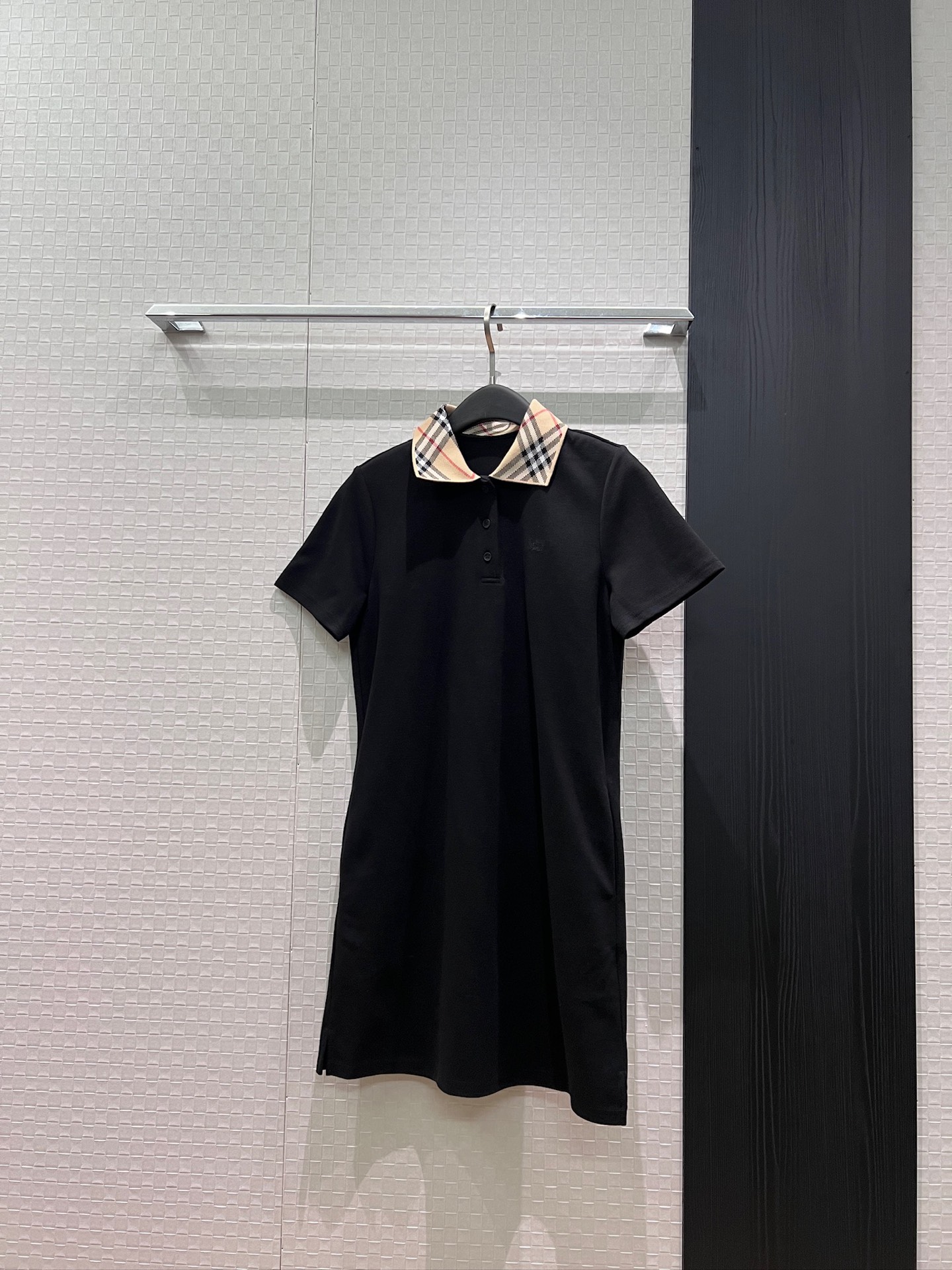 NO:862707,Recommended new style embroidered war horse logo on the chest, plaid lapel polo skirt, pockets on both sides of the dress, versatile for all ages, cute and casual, black and pink SML,,skirts,19860909推荐新款胸前刺绣战马logo装饰 格纹翻领polo裙 连衣裙两侧口袋 减龄百搭 可爱休闲黑色粉色 SML,,skirts,,Women's clothing
