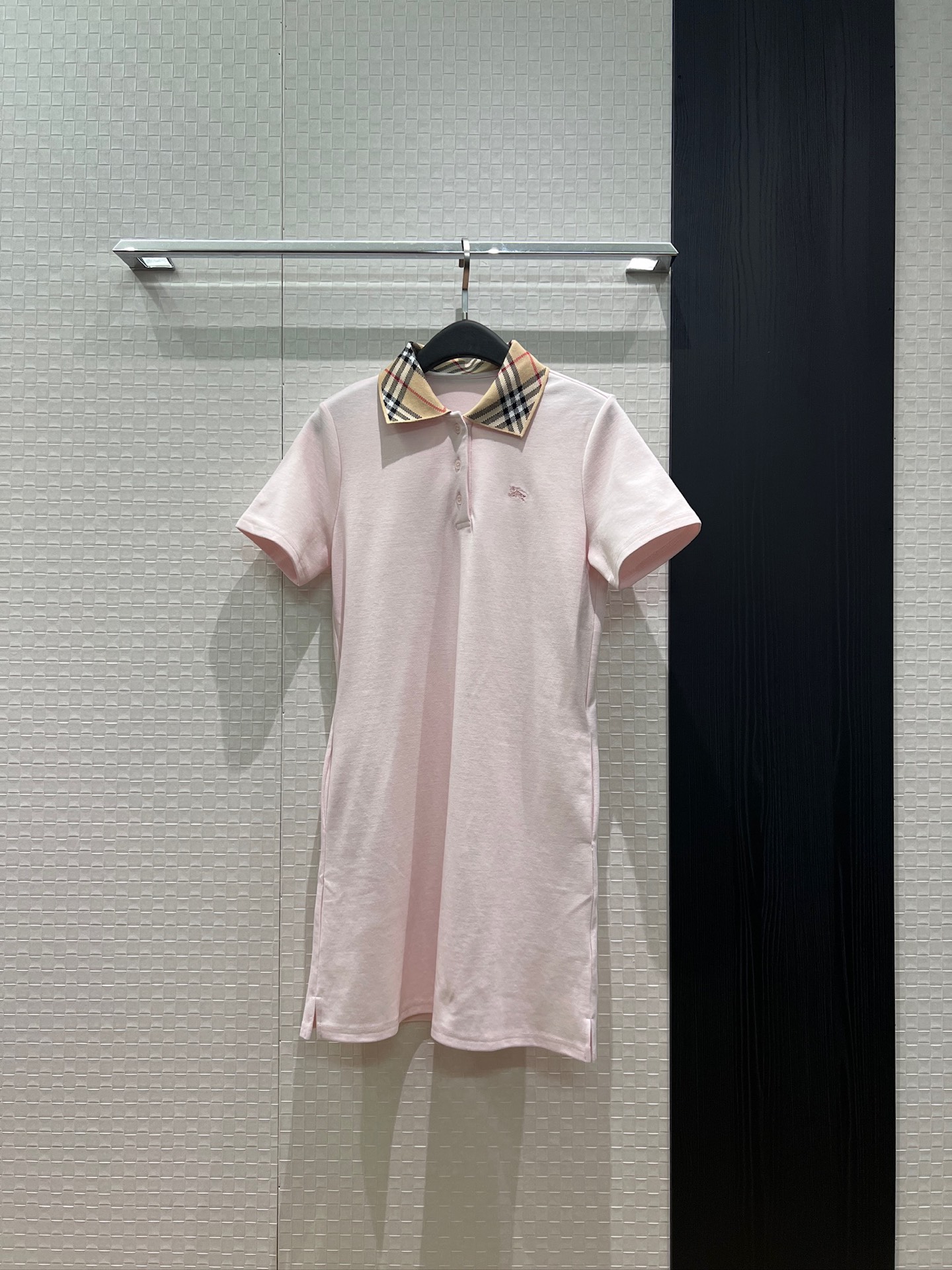 NO:862744,Recommended new style embroidered war horse logo on the chest, plaid lapel polo skirt, pockets on both sides of the dress, versatile for all ages, cute and casual, black and pink SML,,skirts,19860909推荐新款胸前刺绣战马logo装饰 格纹翻领polo裙 连衣裙两侧口袋 减龄百搭 可爱休闲黑色粉色 SML,,skirts,,Women's clothing