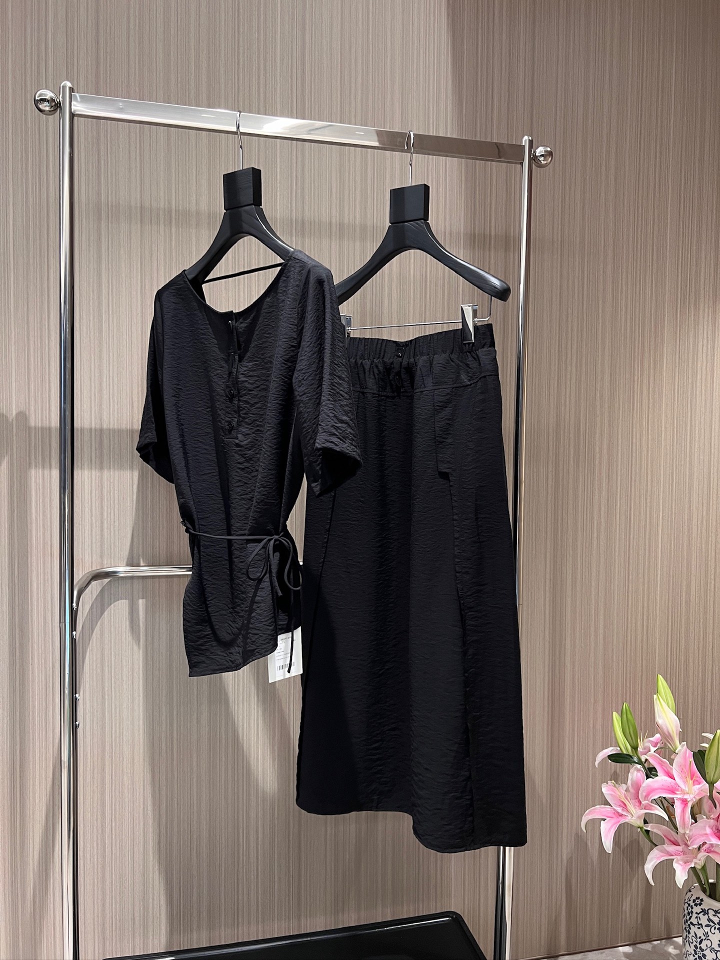NO:864321,New punchy designer, irregular hem, loose round neck, textured top, hollow back, lace-up waist decoration, casual and lazy, can be matched with the same skirt, fashionable and simple black and white SML,,skirts,19860909新款冲冲设计师 不规则下摆宽松圆领 肌理感上衣 背后镂空露背 系带收腰装饰休闲慵懒 可搭同款半裙 时尚简约黑色白色 SML,,skirts,,Women's clothing