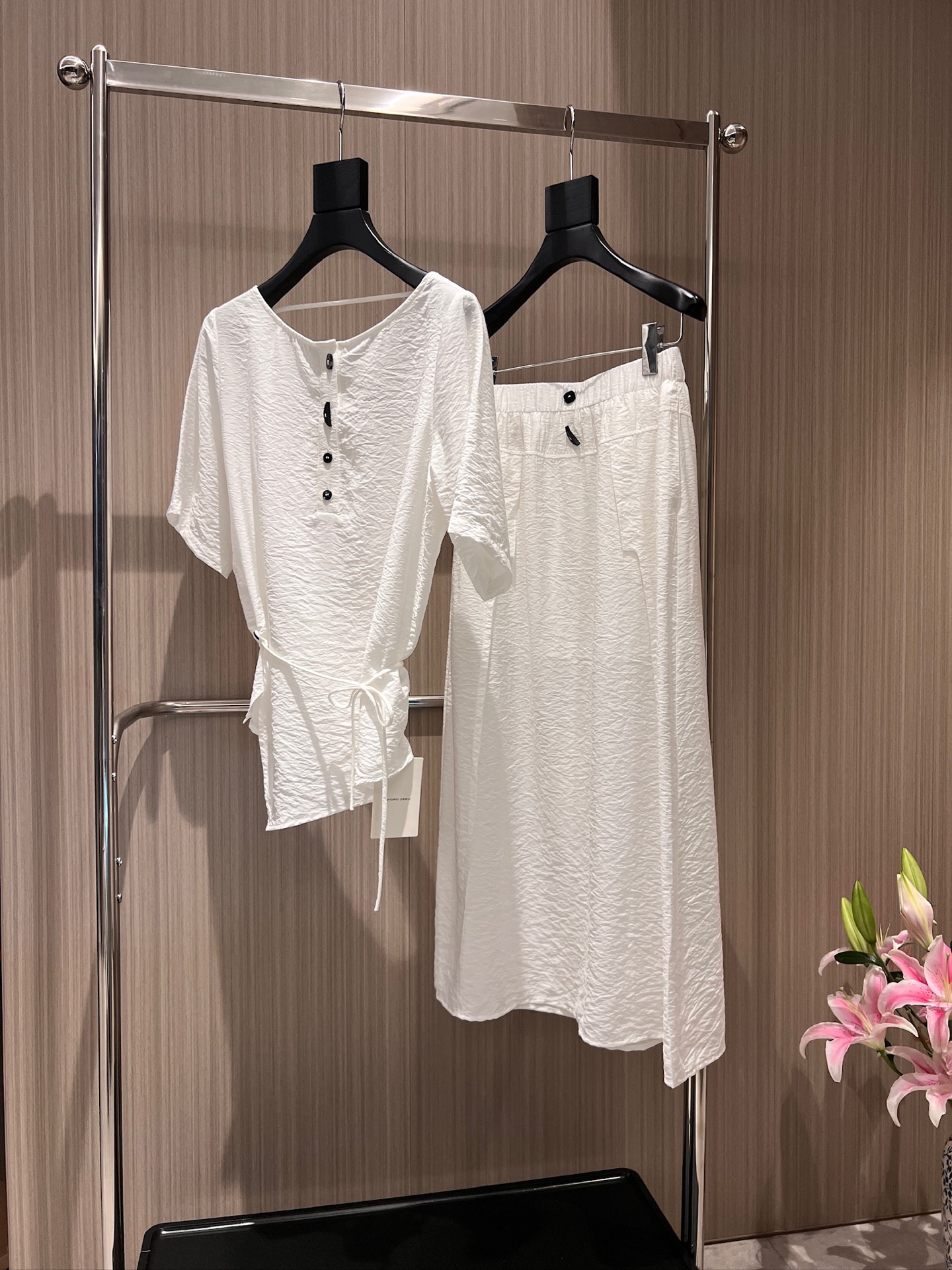 NO:864335,New punchy designer, irregular hem, loose round neck, textured top, hollow back, lace-up waist decoration, casual and lazy, can be matched with the same skirt, fashionable and simple black and white SML,,skirts,19860909新款冲冲设计师 不规则下摆宽松圆领 肌理感上衣 背后镂空露背 系带收腰装饰休闲慵懒 可搭同款半裙 时尚简约黑色白色 SML,,skirts,,Women's clothing