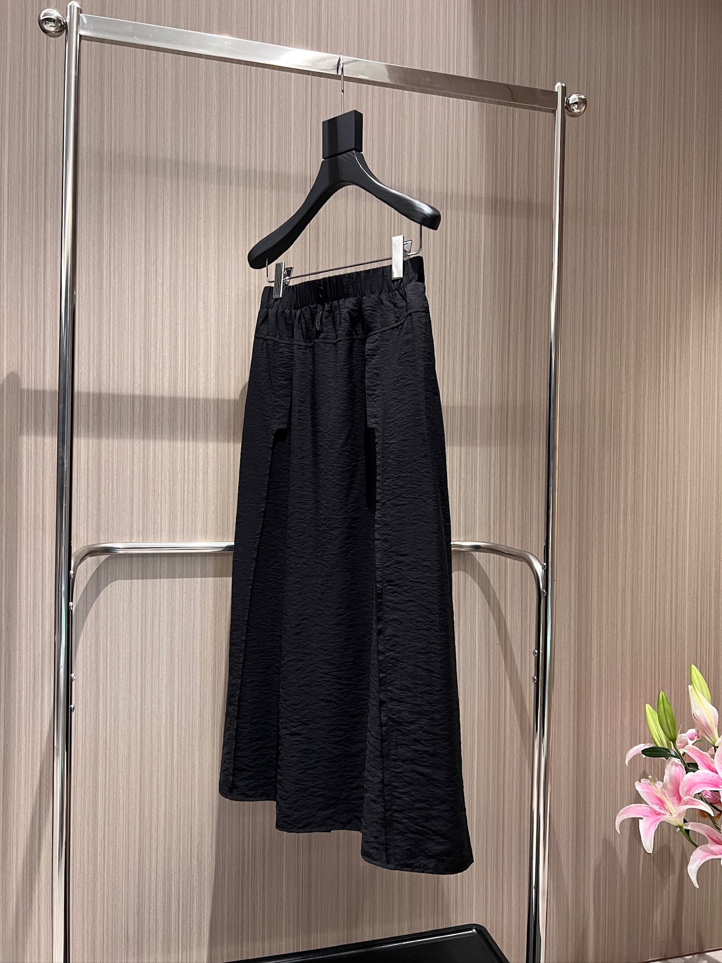 NO:864360,New punchy designer. Elastic waist textured long skirt with asymmetric splicing. Pockets on both sides. Slit at the back, elegant and casual. Lazy and versatile. Black and white SML,,skirts,19860909新款冲冲设计师 松紧腰肌理感长款半裙不对称拼接 两侧有口袋 后摆开叉飘逸休闲 慵懒百搭 黑色白色 SML,,skirts,,Women's clothing