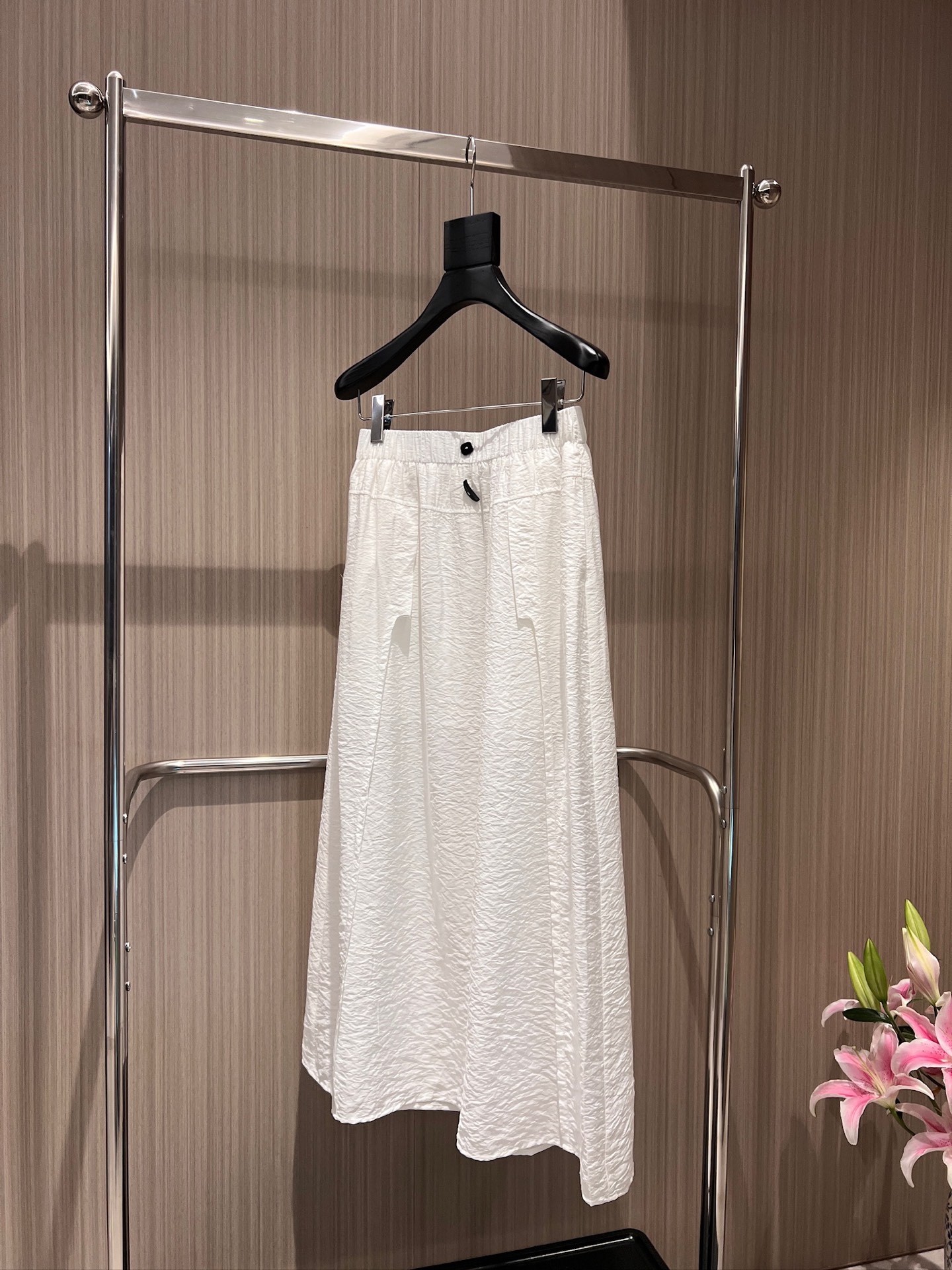 NO:864372,New punchy designer. Elastic waist textured long skirt with asymmetric splicing. Pockets on both sides. Slit at the back, elegant and casual. Lazy and versatile. Black and white SML,,skirts,19860909新款冲冲设计师 松紧腰肌理感长款半裙不对称拼接 两侧有口袋 后摆开叉飘逸休闲 慵懒百搭 黑色白色 SML,,skirts,,Women's clothing