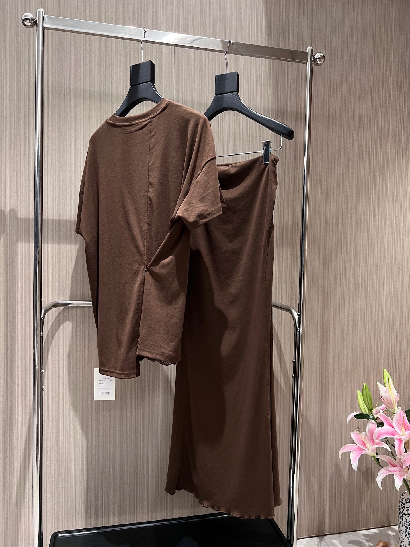 NO:864283,New style designer minimalist loose T-shirt. Irregular hem spliced ​​with small lace details. Lazy and versatile, suitable for leisure and vacation. Can be worn with SML skirts, skirts, tees, T-shirts, etc. of the same color.19860909新款冲冲设计师极简宽松T恤 不规则下摆拼接蕾丝小细节设计 慵懒百搭 休闲度假 可搭同色半裙SML,,skirts,tees，t-shirt,,Women's clothing