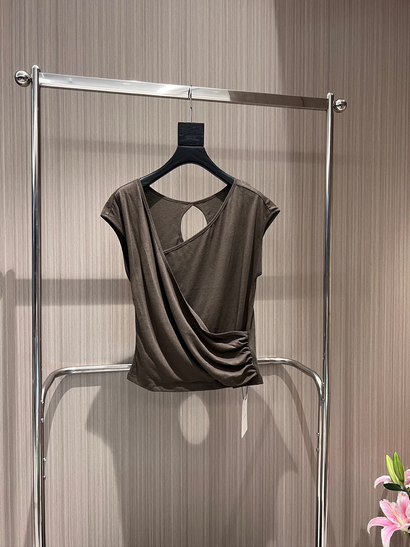 NO:864305,New punched asymmetrical cross-pleated waisted T-shirt, shoulder sleeves, hollow linen fabric on the back, comfortable and slim fit, black, army green, apricot, a must-have for age reduction, SML,,tees,t-shirt,19860909新款冲冲不对称交叉褶皱收腰T恤 包肩袖 背后镂空亚麻面料 舒适修身 减龄必备黑色军绿杏色 SML,,tees，t-shirt,,Women's clothing