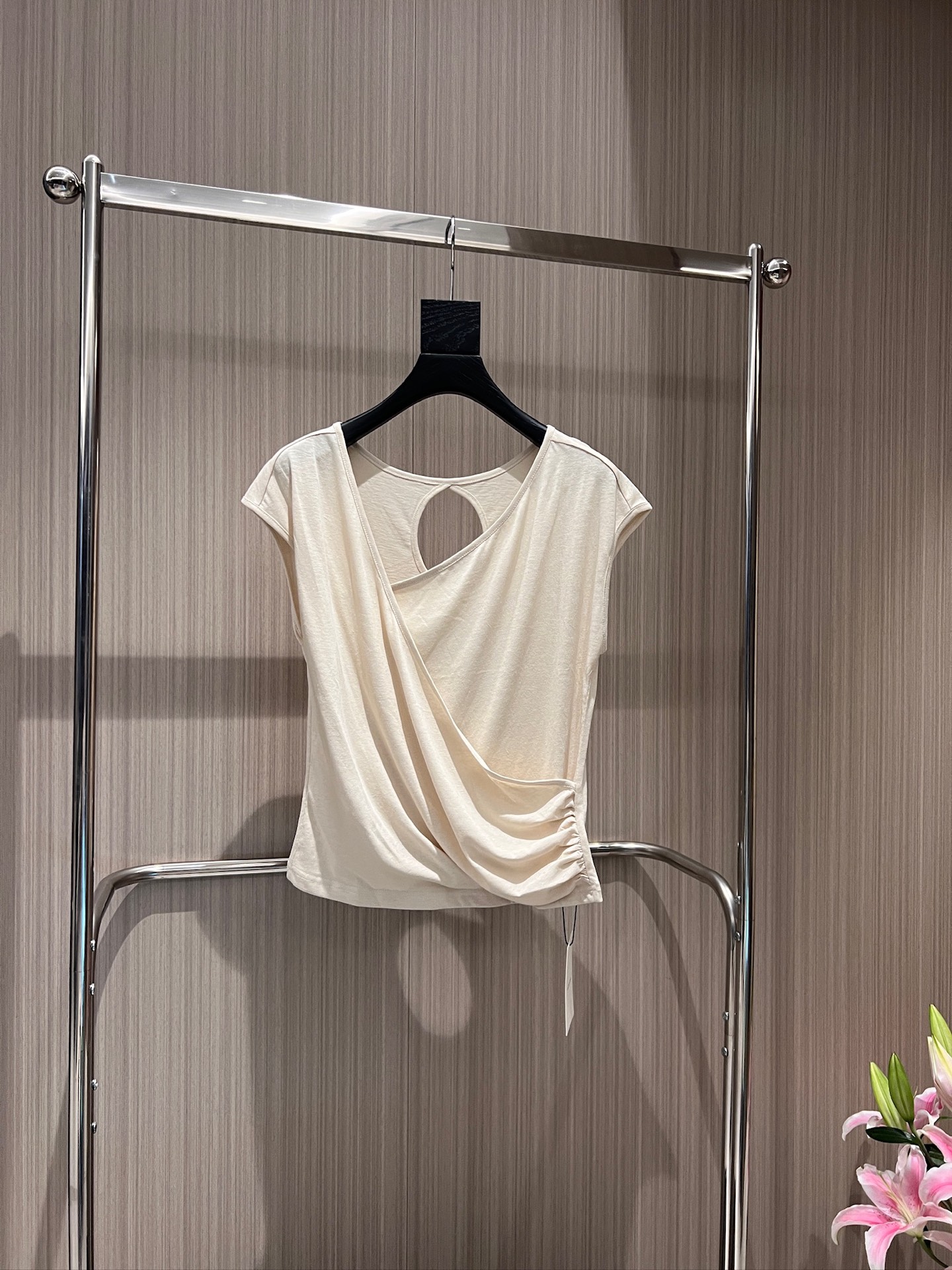 NO:864327,New punched asymmetrical cross-pleated waisted T-shirt, shoulder sleeves, hollow linen fabric on the back, comfortable and slim fit, black, army green, apricot, a must-have for age reduction, SML,,tees,t-shirt,19860909新款冲冲不对称交叉褶皱收腰T恤 包肩袖 背后镂空亚麻面料 舒适修身 减龄必备黑色军绿杏色 SML,,tees，t-shirt,,Women's clothing