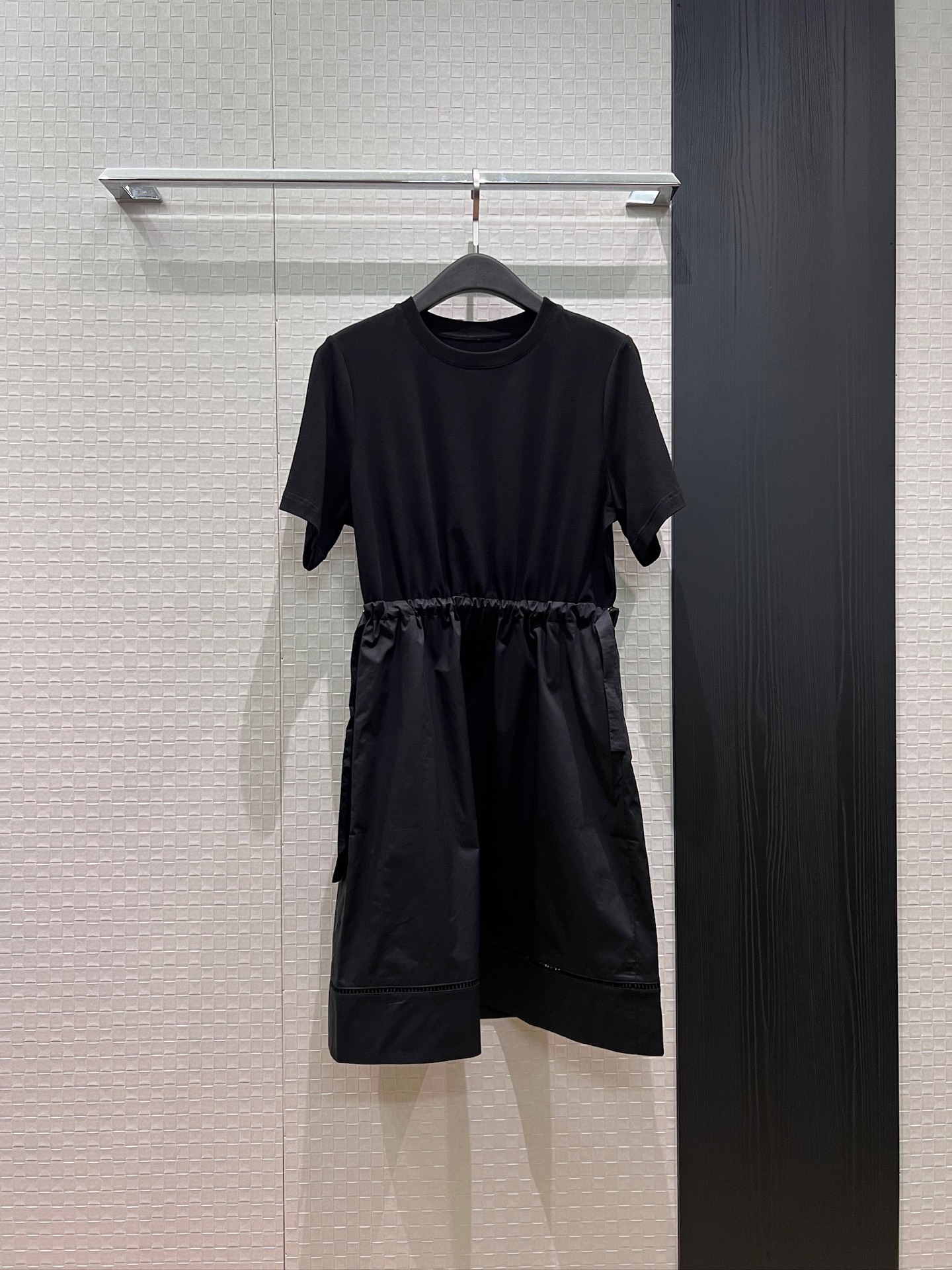 NO:864384,New style punching muzzle, stitching design, drawstring waist, short-sleeved dress, skirt, hollow splicing, pockets on both sides, classic logo armband decoration, casual age reduction, lazy vacation, mint green, black apricot, MLXL,,Moncler,skirts,T-shirt,19860909新款冲冲蒙口 拼接设计抽绳收腰短袖连衣裙裙摆镂空拼接 两侧口袋 经典logo袖标装饰 休闲减龄 慵懒度假 薄荷绿黑色杏色 MLXL,,Moncler,skirts,T-shirt,,Women's clothing