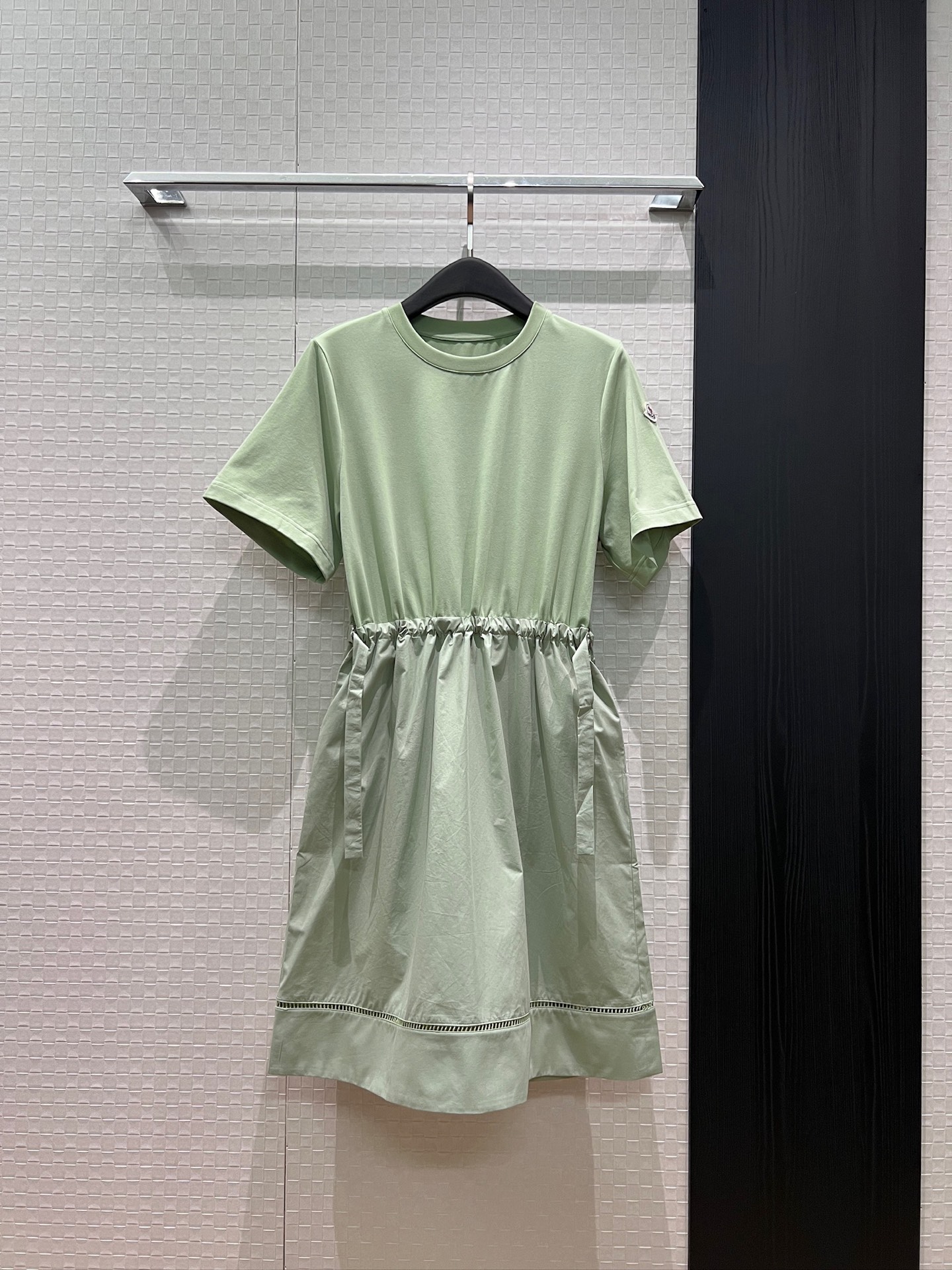 NO:864407,New style punching muzzle, stitching design, drawstring waist, short-sleeved dress, skirt, hollow splicing, pockets on both sides, classic logo armband decoration, casual age reduction, lazy vacation, mint green, black apricot, MLXL,,Moncler,skirts,T-shirt,19860909新款冲冲蒙口 拼接设计抽绳收腰短袖连衣裙裙摆镂空拼接 两侧口袋 经典logo袖标装饰 休闲减龄 慵懒度假 薄荷绿黑色杏色 MLXL,,Moncler,skirts,T-shirt,,Women's clothing