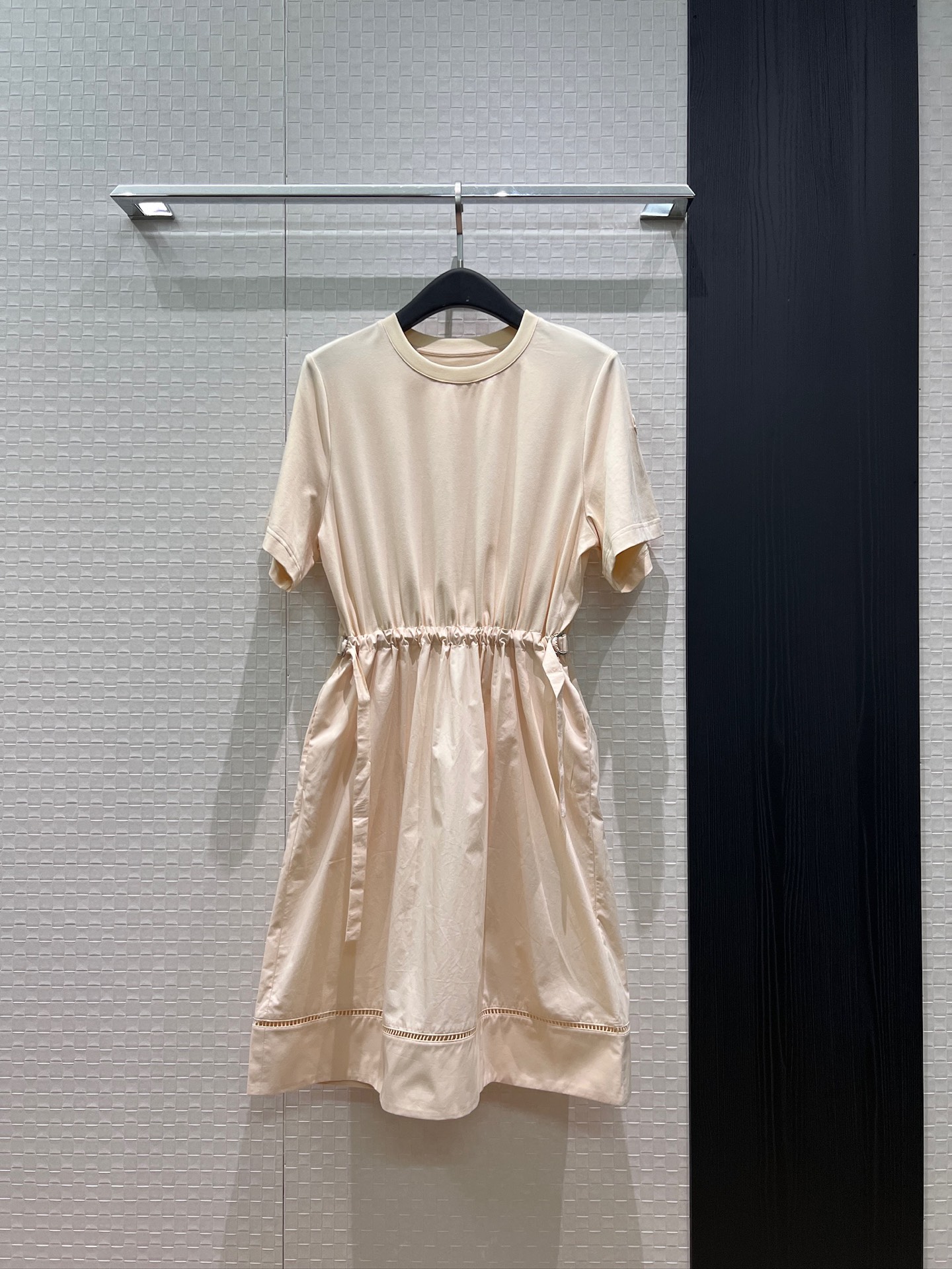 NO:864429,New style punching muzzle, stitching design, drawstring waist, short-sleeved dress, skirt, hollow splicing, pockets on both sides, classic logo armband decoration, casual age reduction, lazy vacation, mint green, black apricot, MLXL,,Moncler,skirts,T-shirt,19860909新款冲冲蒙口 拼接设计抽绳收腰短袖连衣裙裙摆镂空拼接 两侧口袋 经典logo袖标装饰 休闲减龄 慵懒度假 薄荷绿黑色杏色 MLXL,,Moncler,skirts,T-shirt,,Women's clothing
