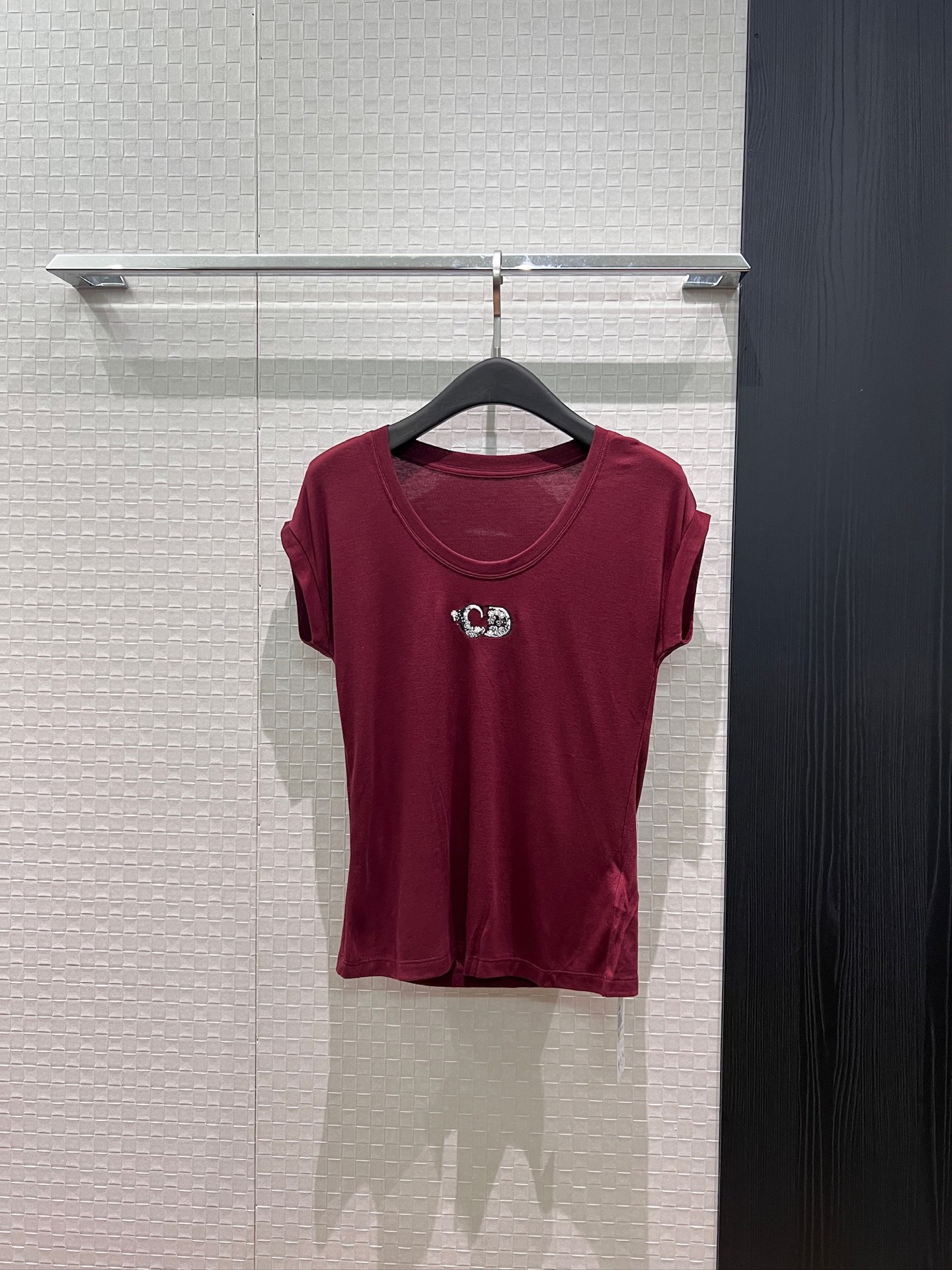NO:864451,New beaded embroidered CD Tencel wool T-shirt, dropped shoulders, slim waist, fashionable and versatile, maroon apricot SML,,tees,t-shirt,19860909新款钉珠刺绣CD天丝羊毛T恤 落肩修身收腰时尚百搭 枣红杏色 SML,,tees，t-shirt,,Women's clothing