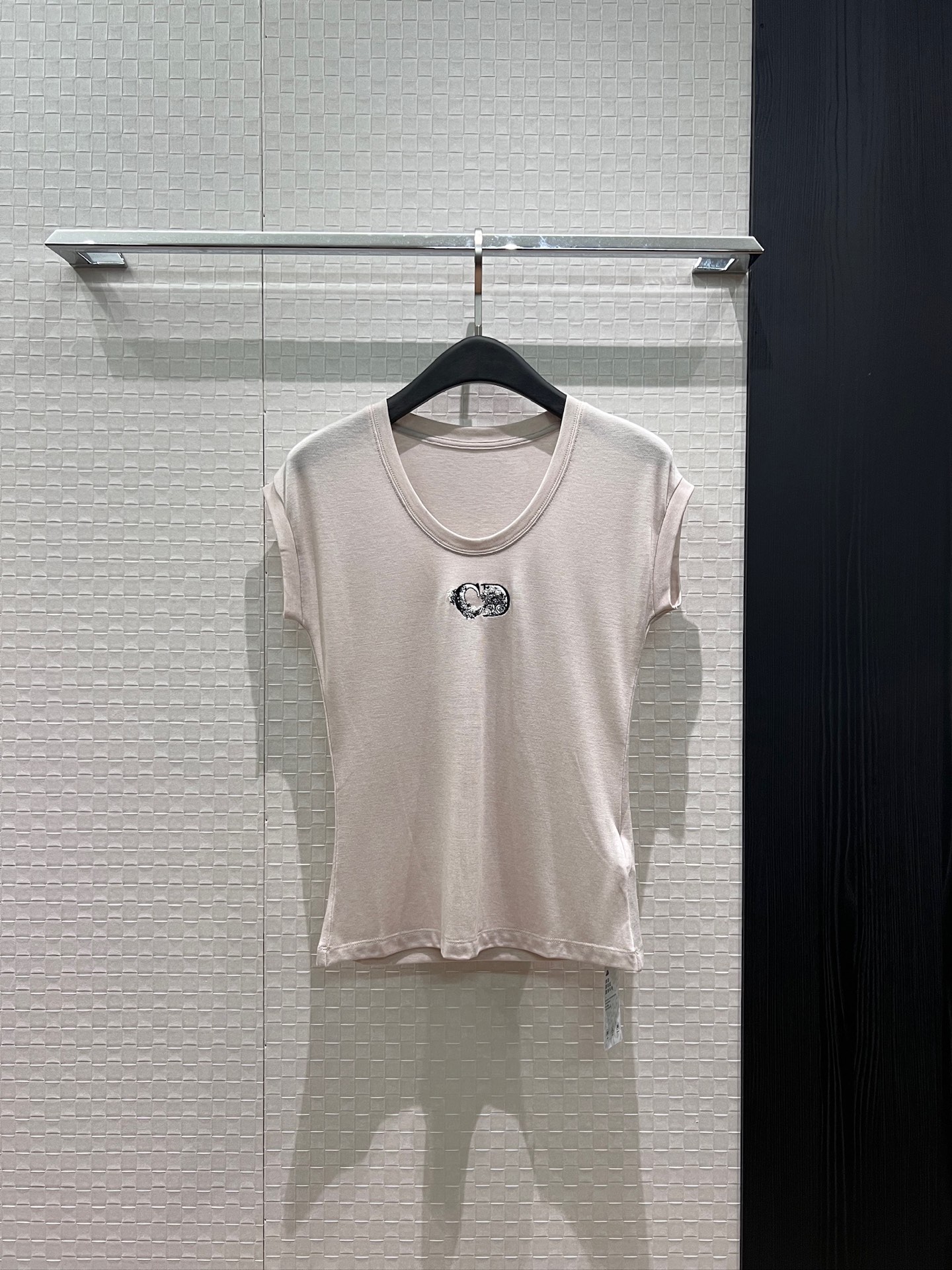 NO:864475,New beaded embroidered CD Tencel wool T-shirt, dropped shoulders, slim waist, fashionable and versatile, maroon apricot SML,,tees,t-shirt,19860909新款钉珠刺绣CD天丝羊毛T恤 落肩修身收腰时尚百搭 枣红杏色 SML,,tees，t-shirt,,Women's clothing