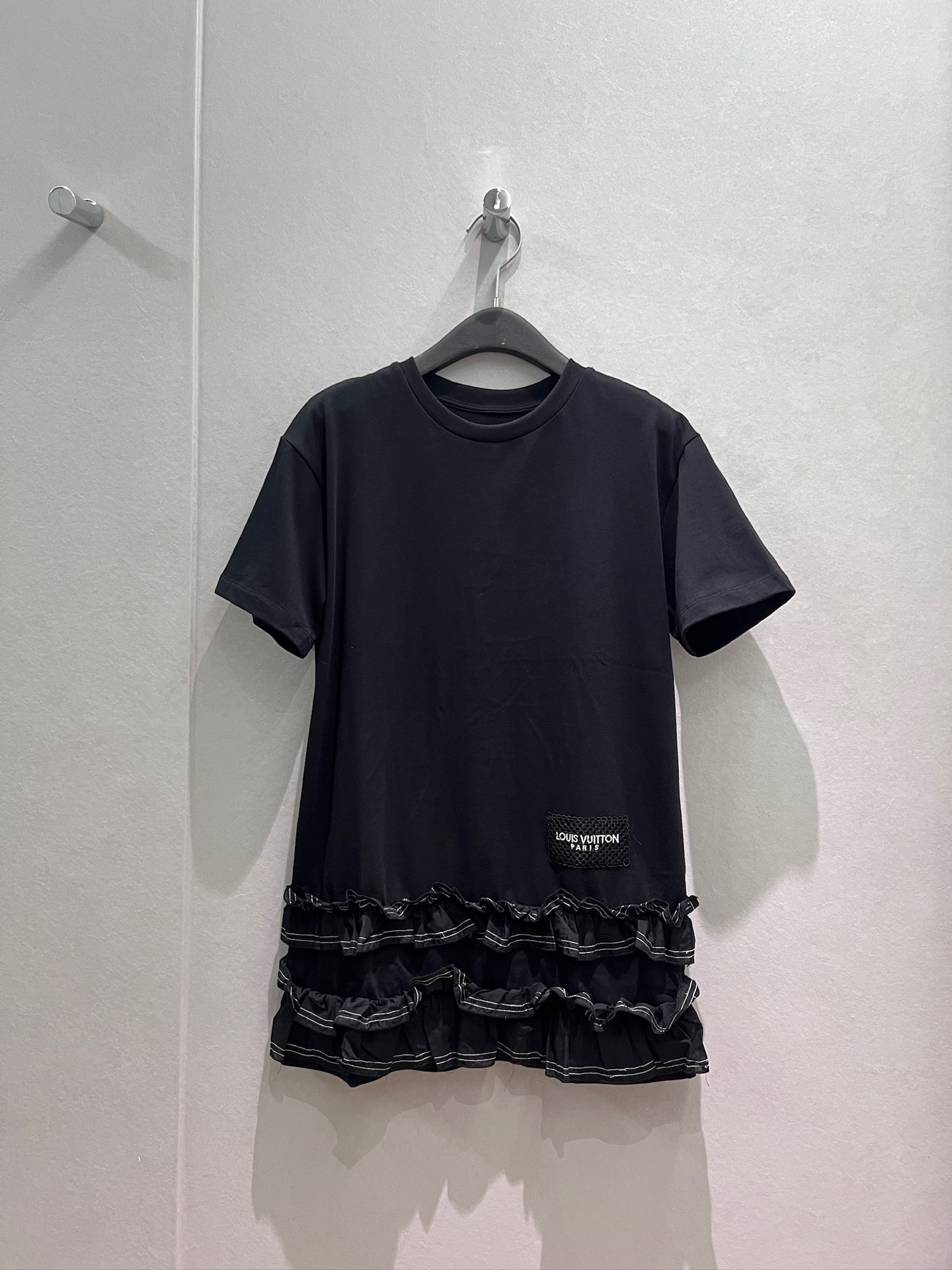 NO:866194,New fungus lace splicing decorative T-skirt, embroidered logo badge on the hem of the dress, A-line version, simple and casual, sweet and age-reducing, black and white SML,,skirts,19860909新款木耳花边拼接装饰T裙 连衣裙下摆刺绣logo徽章 A字版型简单休闲 甜美减龄 黑色白色 SML,,skirts,,Women's clothing