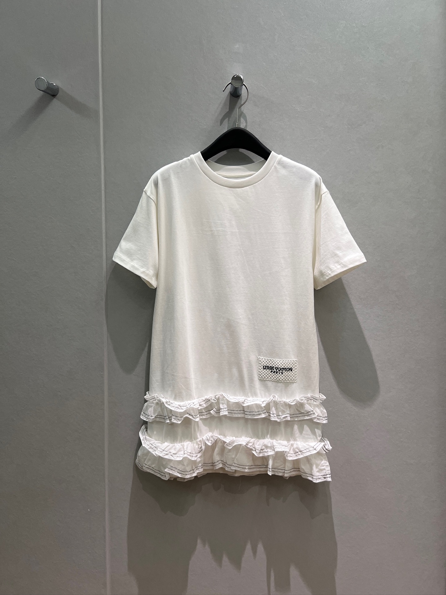 NO:866109,New fungus lace splicing decorative T-skirt, embroidered logo badge on the hem of the dress, A-line version, simple and casual, sweet and age-reducing, black and white SML,,skirts,19860909新款木耳花边拼接装饰T裙 连衣裙下摆刺绣logo徽章 A字版型简单休闲 甜美减龄 黑色白色 SML,,skirts,,Women's clothing
