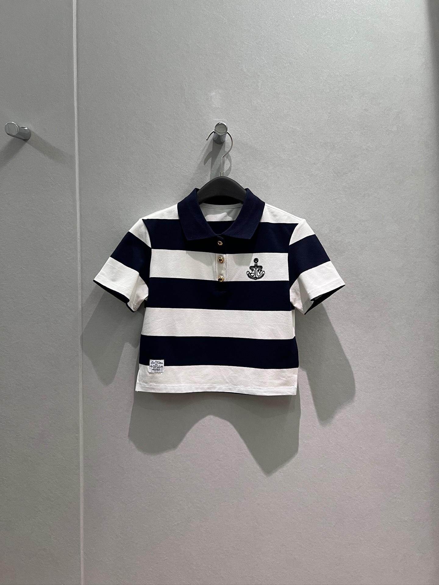 NO:866128,The new style of Ouyang Nana, navy style wide striped short polo top T-shirt, embroidered anchor on the chest, molded gold buckle, age-reducing and versatile SML, tees, t-shirt,19860909新款欧阳娜娜同款 海军风宽条纹短款polo上衣T恤 胸前刺绣船锚开模金扣 减龄百搭SML,,tees，t-shirt,,Women's clothing