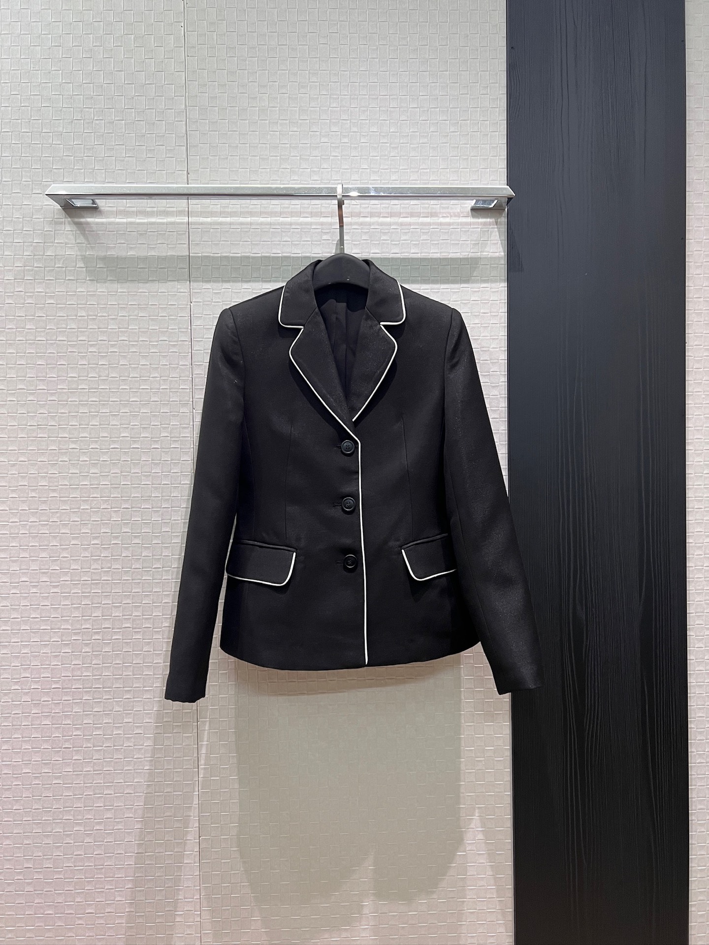 NO:866149,New white trimmed silk wool suit jacket with molded buttons, flap pockets on both sides, slim fit, fashionable and versatile, simple commuting S-XL,,jackets & coats,business suit,19860909新款白色边装饰丝毛西装外套开模扣子 两侧翻盖口袋 修身显瘦 时尚百搭简约通勤 S-XL,,jackets & coats,business suit,,Women's clothing