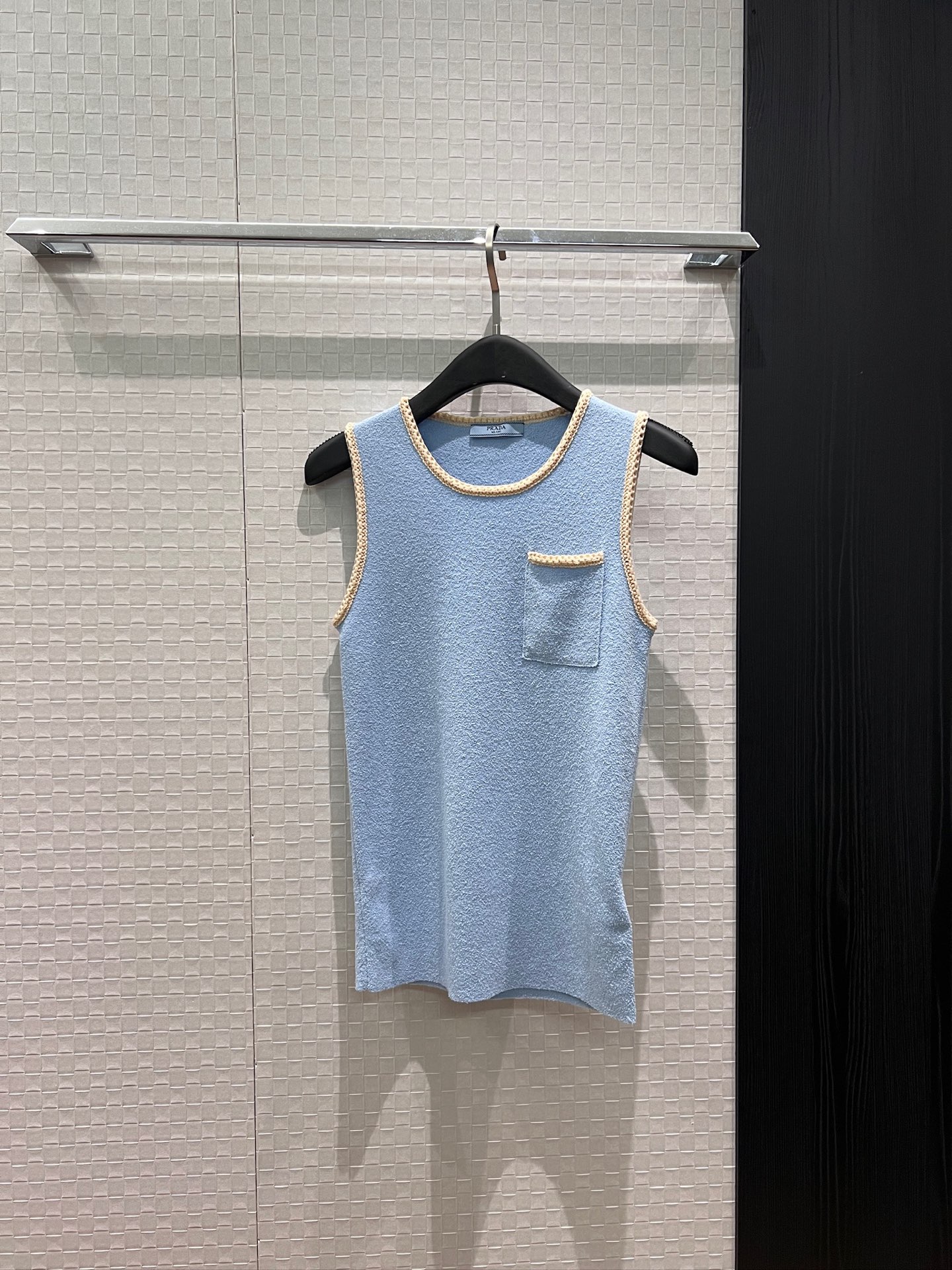 NO:866206,New contrasting color thick needle lace light blue knitted vest top. The chest pocket is wide and simple. Casual and age-reducing SML,,19860909新款撞色粗针花边浅蓝色针织背心上衣 胸前口袋宽约简约 休闲减龄SML,,,Women's clothing