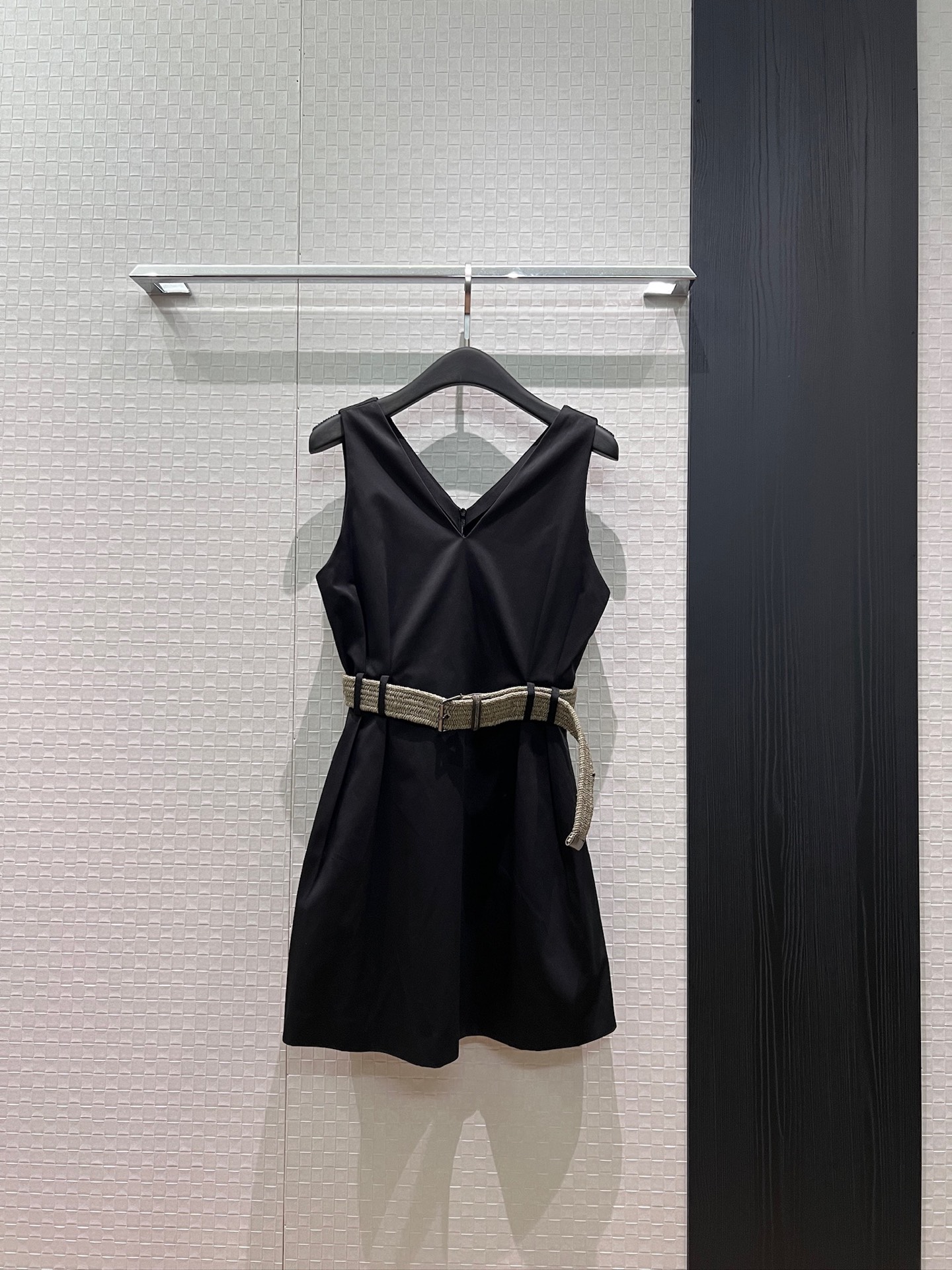 NO:866254,New arrival BC custom bead chain braided rope belt V-neck sleeveless vest dress pleated waist pockets on both sides black khaki SML,,skirts,19860909新款来袭BC定制珠链编织绳腰带 V领无袖背心连衣裙褶皱收腰 两侧口袋黑色卡其 SML,,skirts,,Women's clothing