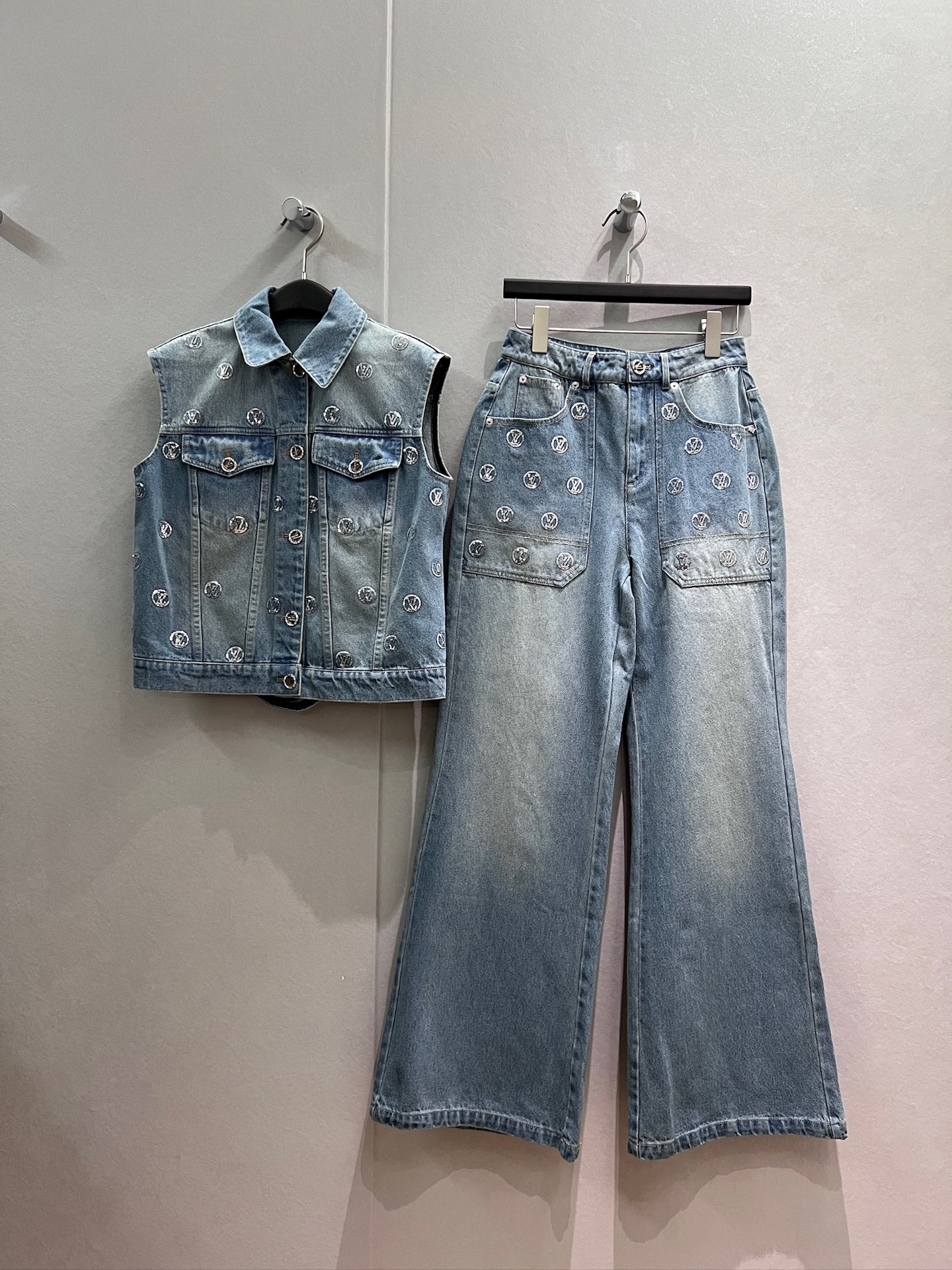 NO:868028,Pants, vest, new style, sequin embroidered logo, positioning, washed light blue jeans, slightly flared pants, fashionable and casual, slim fit, can be worn with the same vest, S-XL,,jeans,19860909裤子 马甲 新款 亮片刺绣logo 定位洗水浅蓝牛仔裤微喇叭裤 时尚休闲 修身显瘦 可搭同款马甲S-XL,,jeans,,Women's clothing