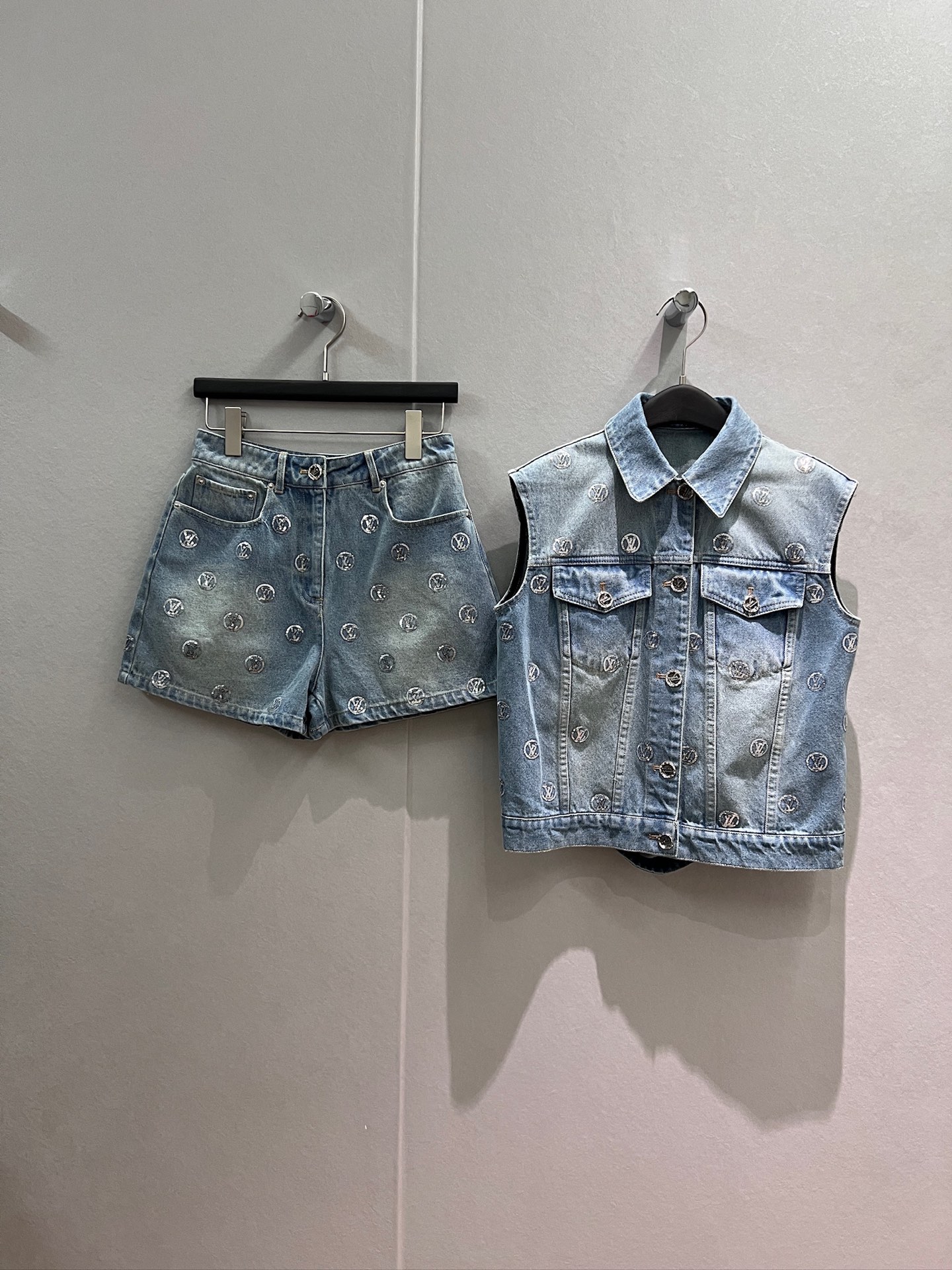 NO:868043,Pants vest new style sequin embroidered logo positioning washed light blue denim shorts logo sequined denim vest fashionable and casual slim fit S-XL,,shorts,19860909裤子 马甲 新款 亮片刺绣logo 定位洗水浅蓝牛仔短裤logo亮片牛仔马甲 时尚休闲 修身显瘦 S-XL,,shorts,,Women's clothing