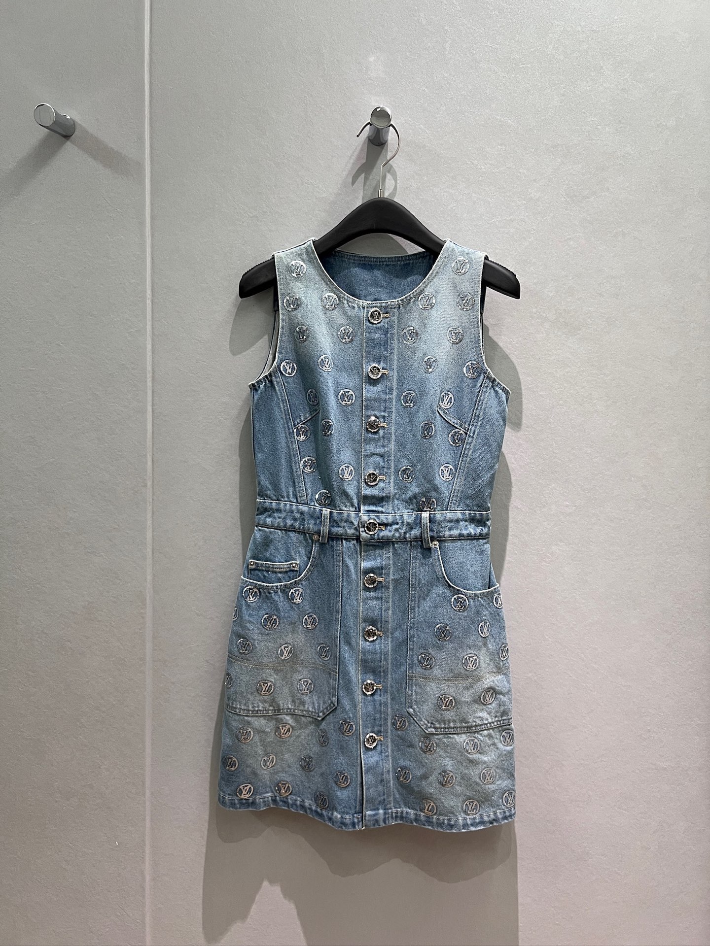 NO:868052,New heavy industry sequin embroidery logo washed denim sleeveless vest dress molded hardware buckle slim fit age-reducing and versatile S-XL,,skirts,19860909新款重工亮片刺绣logo洗水牛仔无袖背心连衣裙开模五金扣 修身显瘦 减龄百搭S-XL,,skirts,,Women's clothing