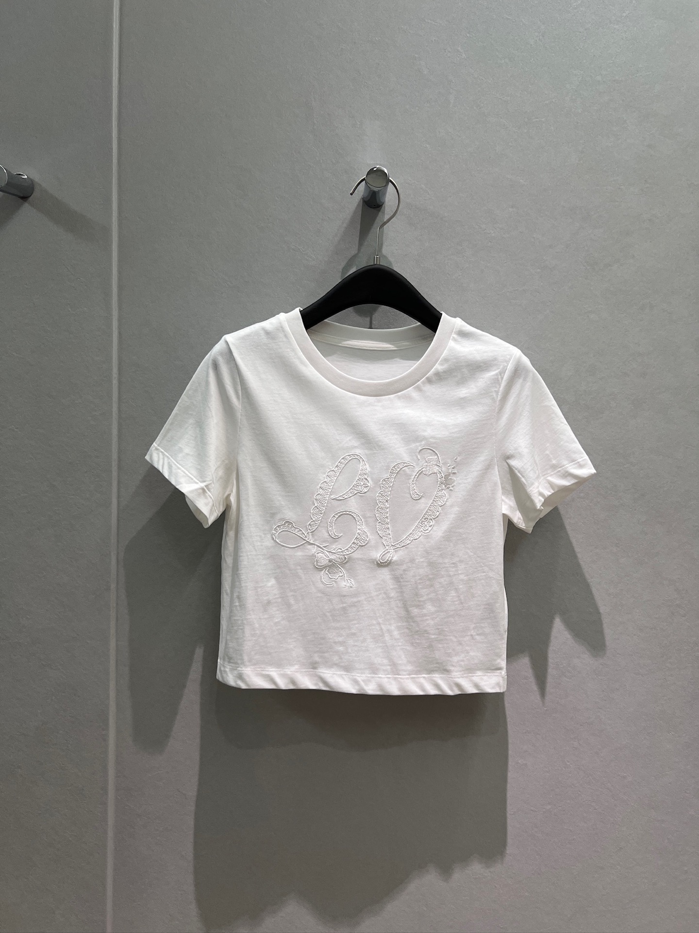 NO:868086,New embroidered lace logo letters short white T-shirt simple casual SML, tees, t-shirt,19860909新款刺绣蕾丝logo字母短款白色T恤 简单休闲SML,,tees，t-shirt,,Women's clothing