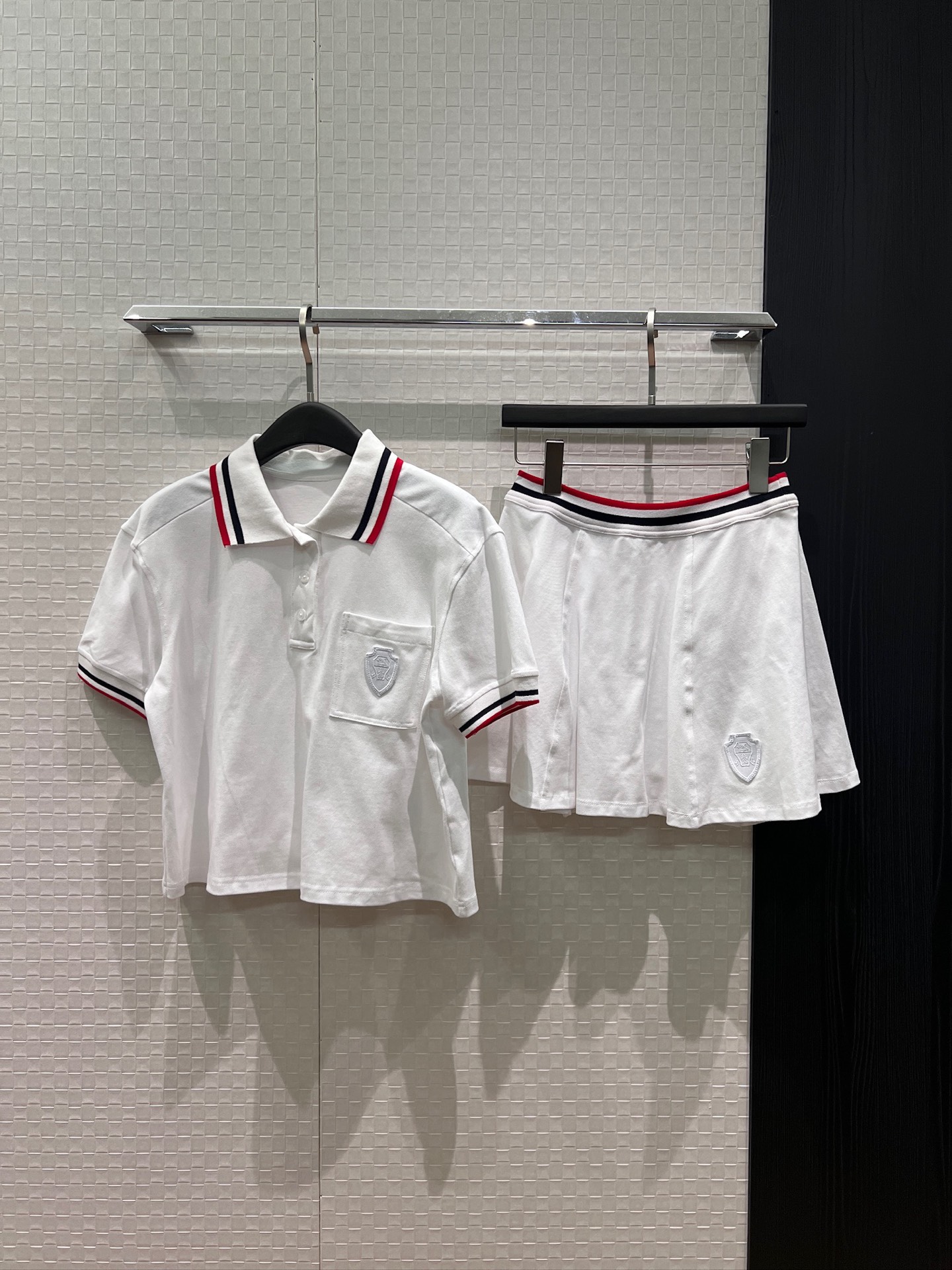 NO:868119,Top, skirt, new style BC embroidered logo badge decoration, striped collar polo top, T-shirt, striped elastic waist skirt, shorts lining design, tennis style, versatile for age reduction, SML, skirts, shorts, tees, t-shirt,19860909上衣 半裙 新款BC 刺绣logo徽章装饰 条纹领polo上衣t恤条纹松紧腰半裙 短裤内衬设计网球运动风 减龄百搭 SML,,skirts,shorts,tees，t-shirt,,Women's clothing